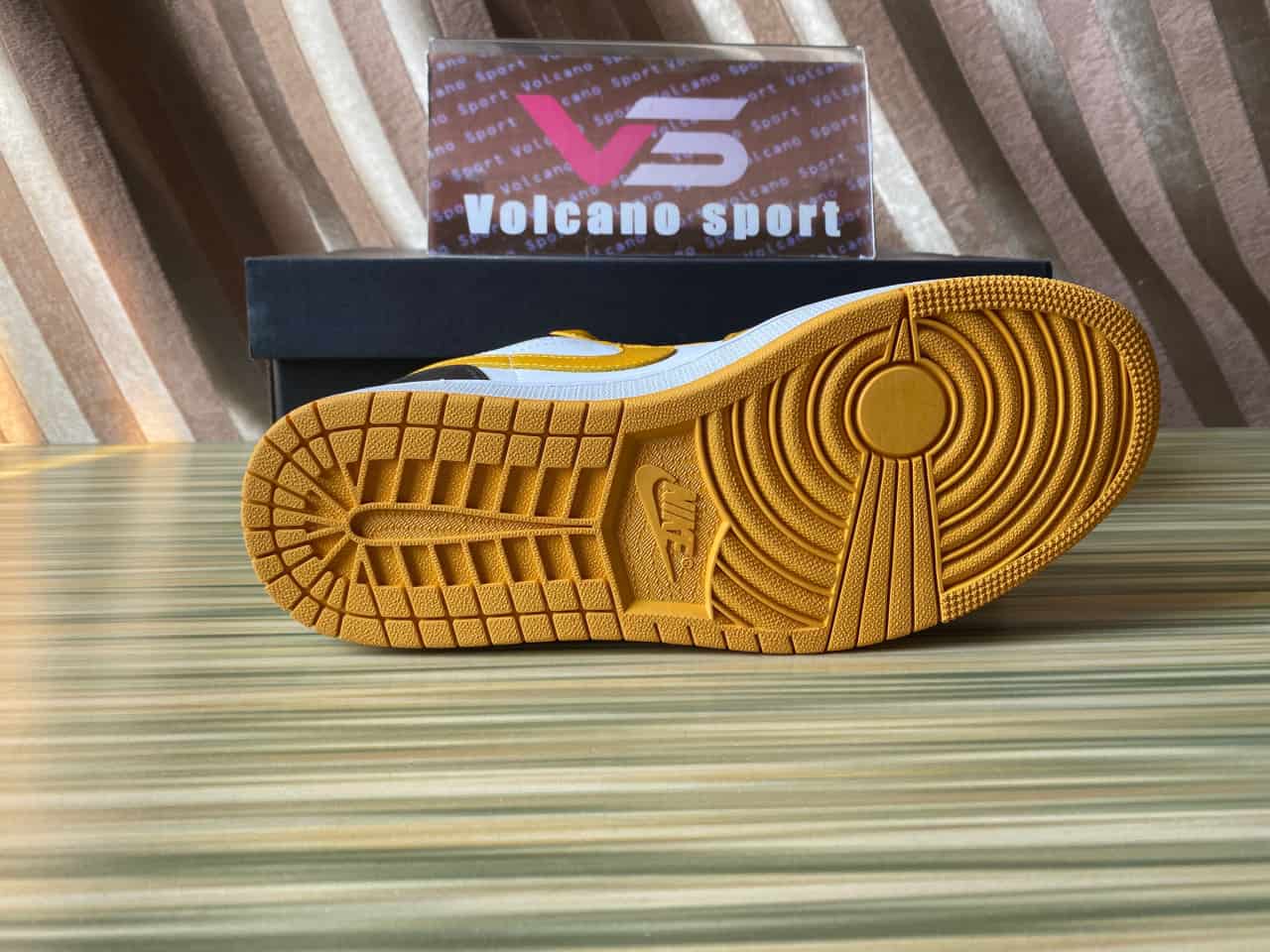 Jordan 1 Low Taxi 553558-701