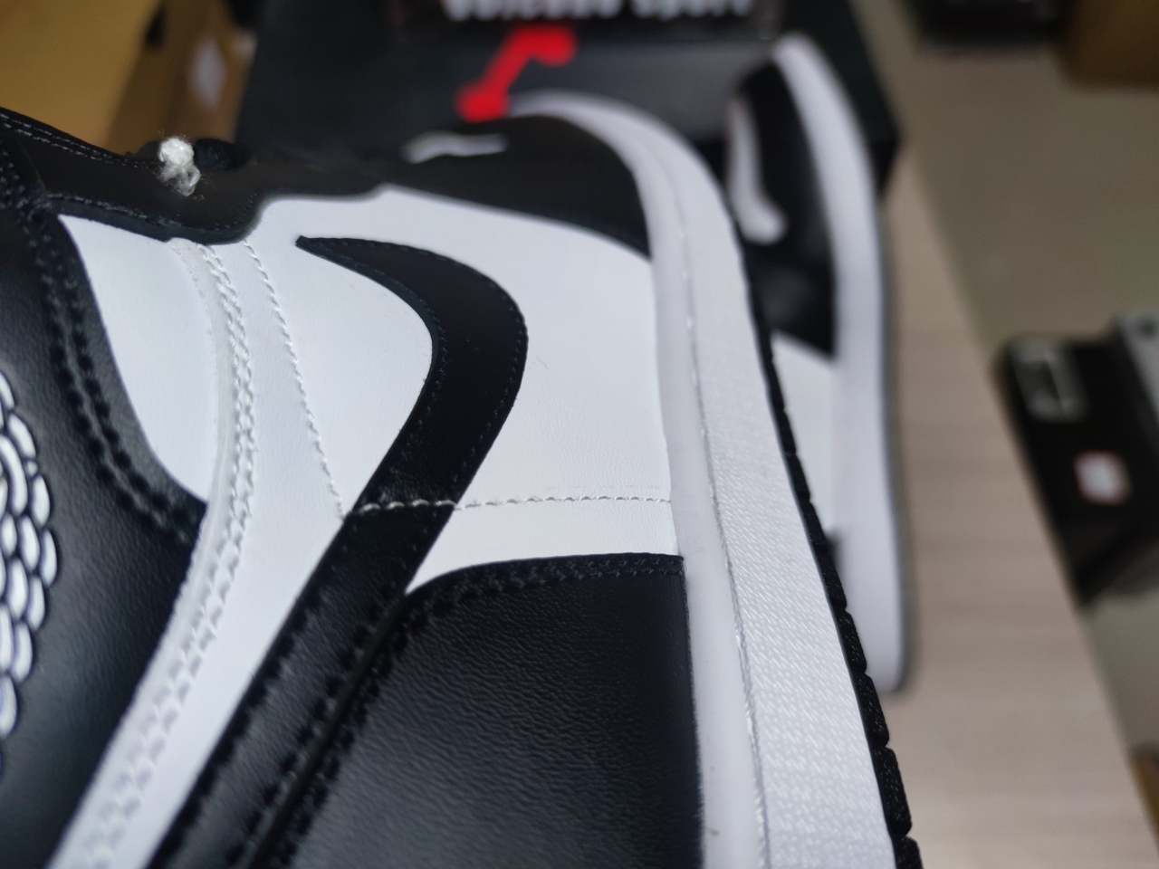 Jordan 1 Retro Black White 555088 010