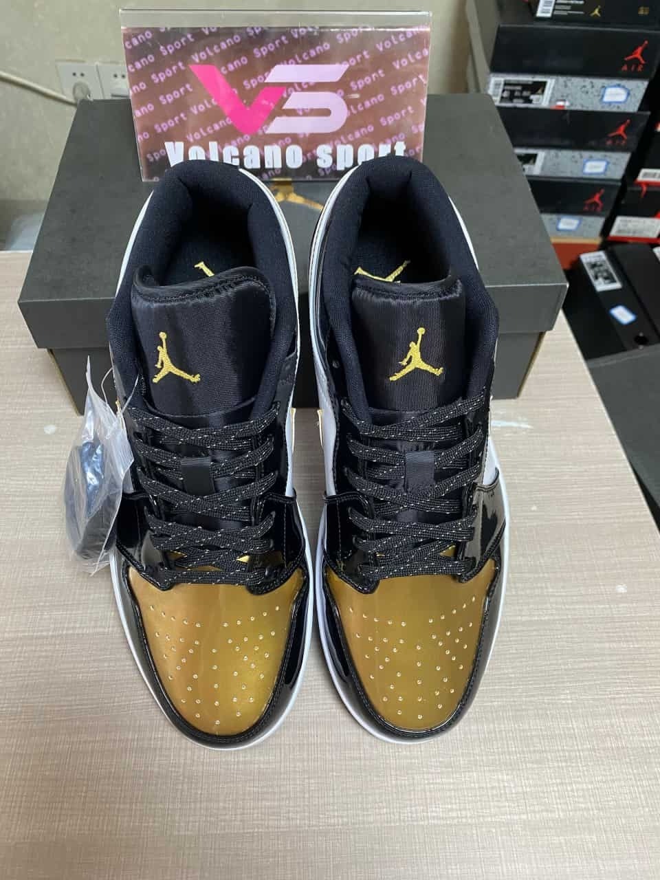 Jordan 1 Low SE Gold Toe DR6970-071