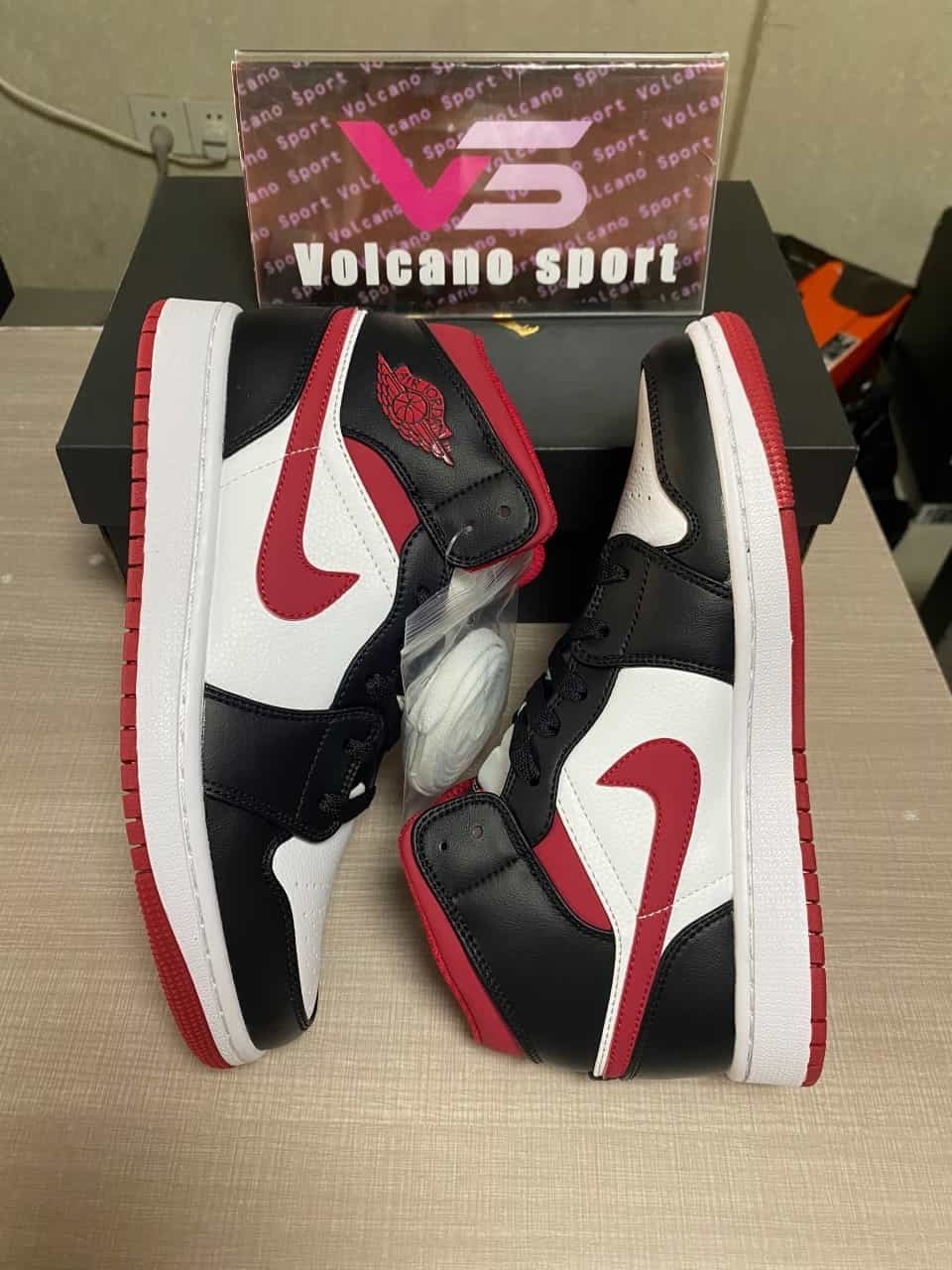 Jordan 1 Mid Gym Red Black White DJ4695-122