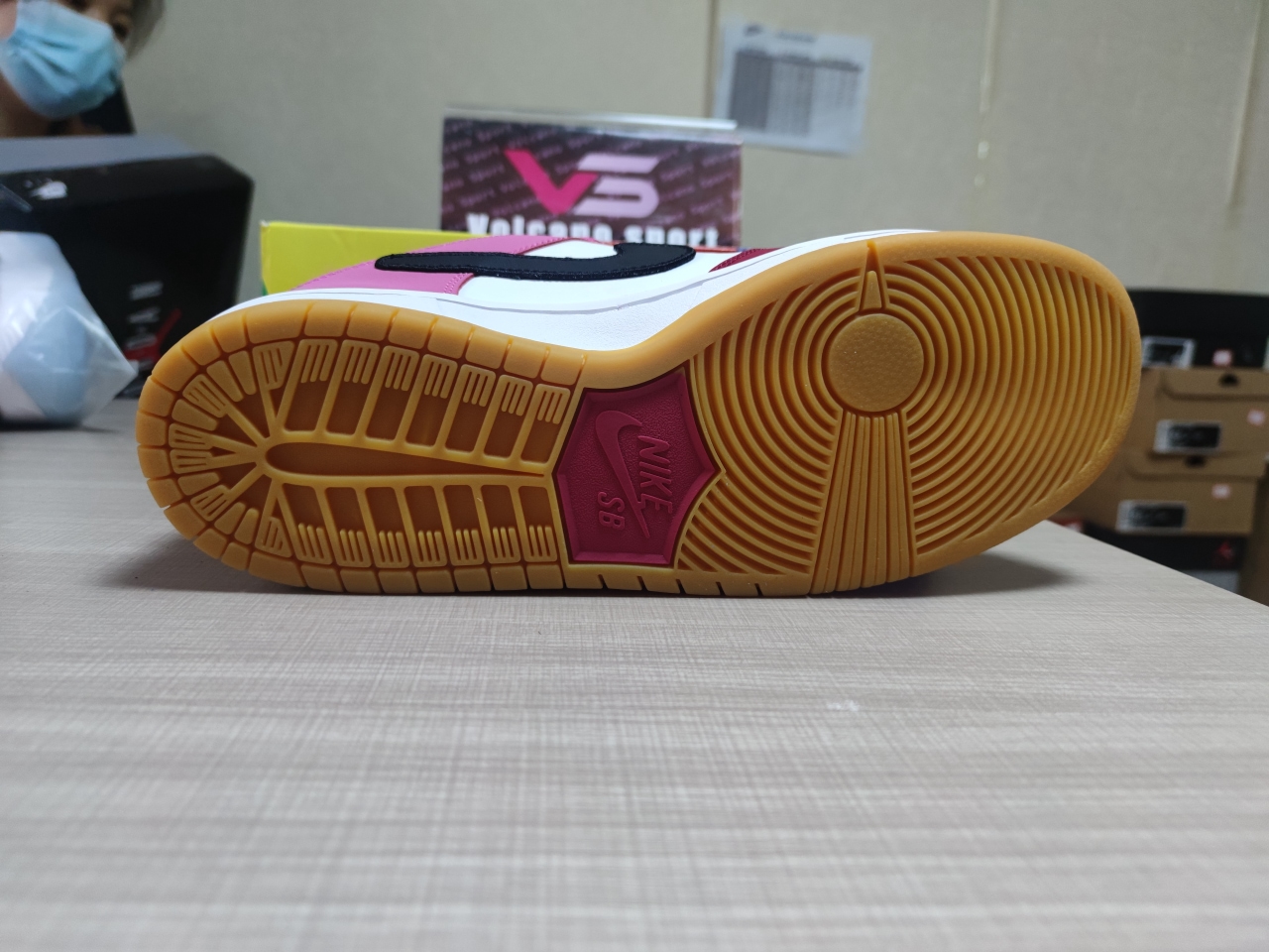 SB Dunk Low Pro QS Parra (Friends & Family) DH7695-100