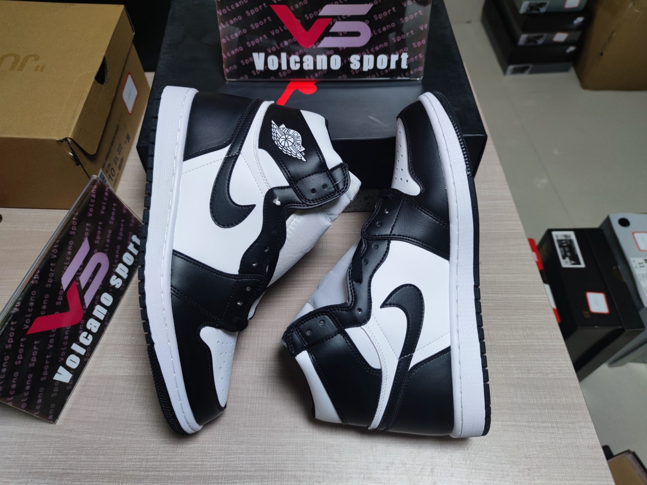 Jordan 1 Retro Black White 555088 010