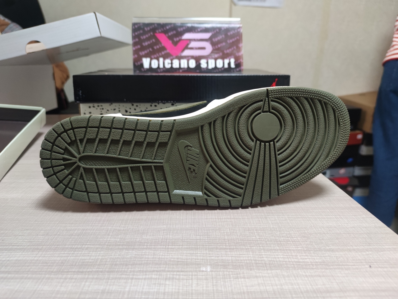 Jordan 1 Retro Low OG SP Travis Scott Olive DZ4137 106