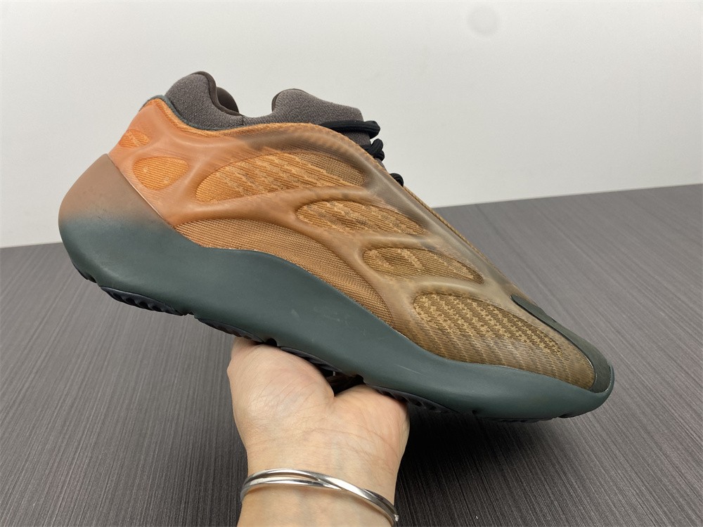 adidas Yeezy 700 V3Copper Fade