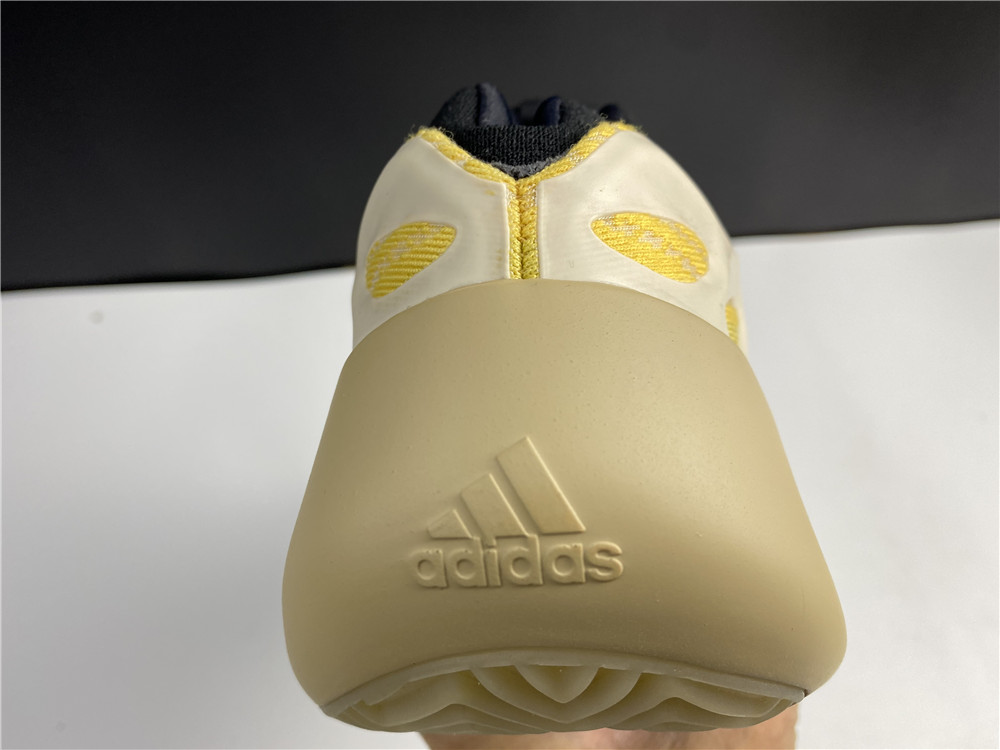 adidas Yeezy 700 V3Safflower