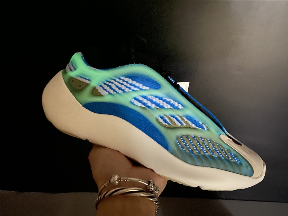 adidas Yeezy 700 V3Arzareth