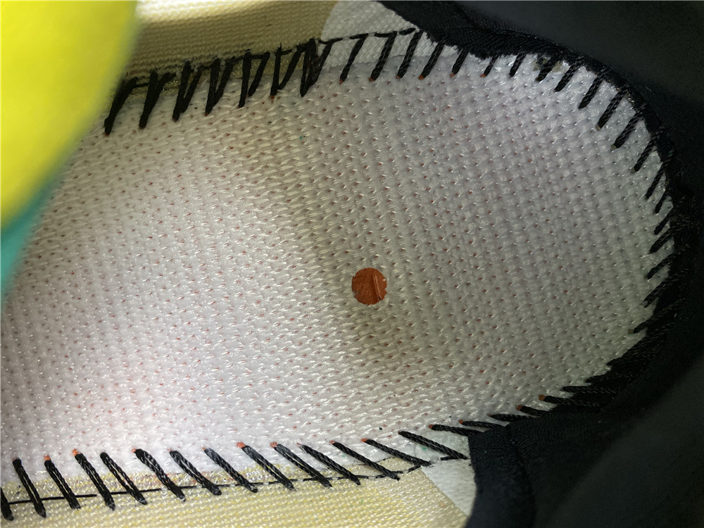 adidas Yeezy 700 V3Safflower