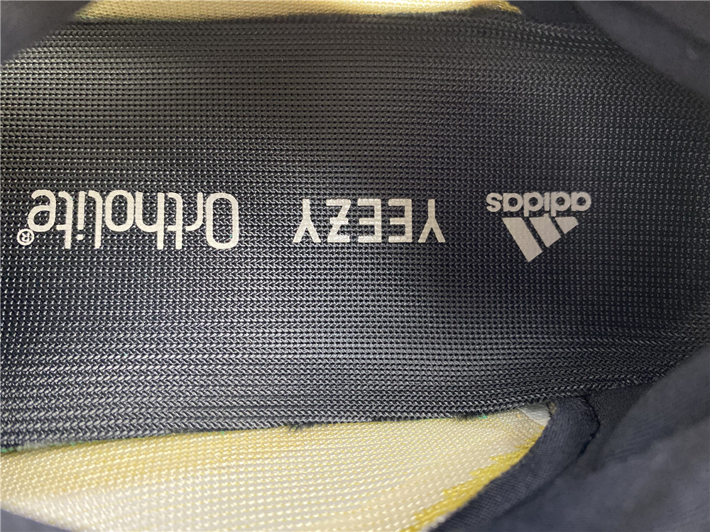 adidas Yeezy 700 V3Safflower