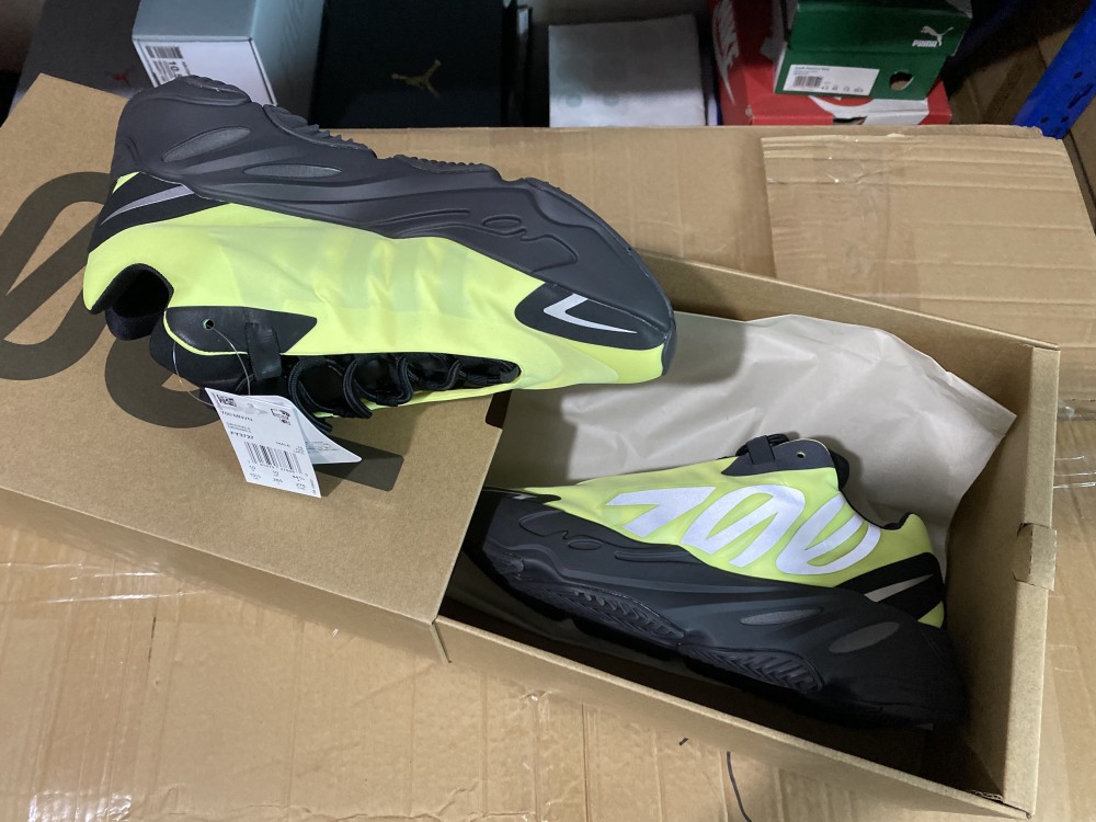 adidas Yeezy Boost 700 MNVNPhosphor