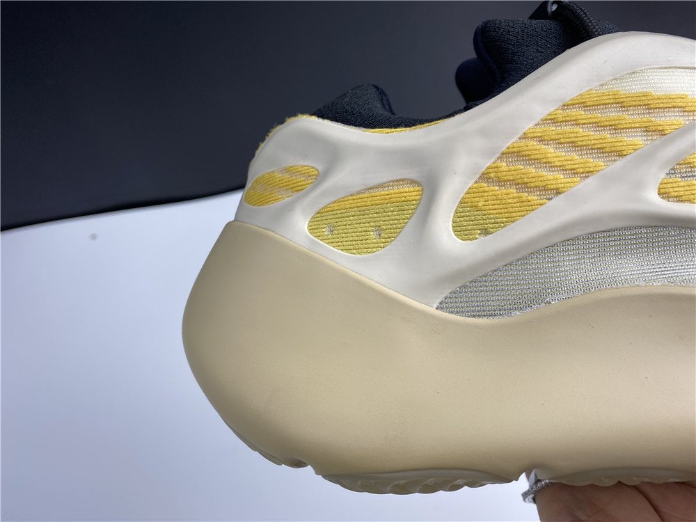 adidas Yeezy 700 V3Safflower