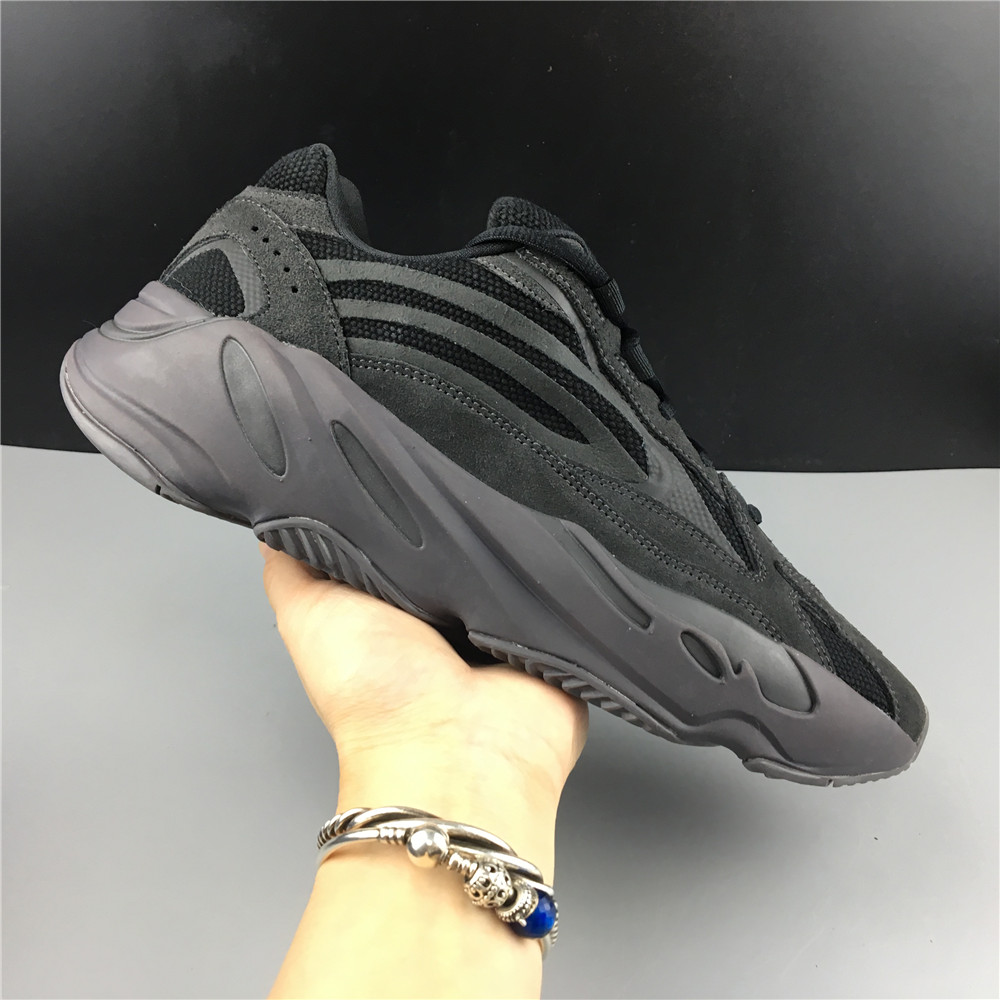 adidas Yeezy Boost 700 V2Vanta