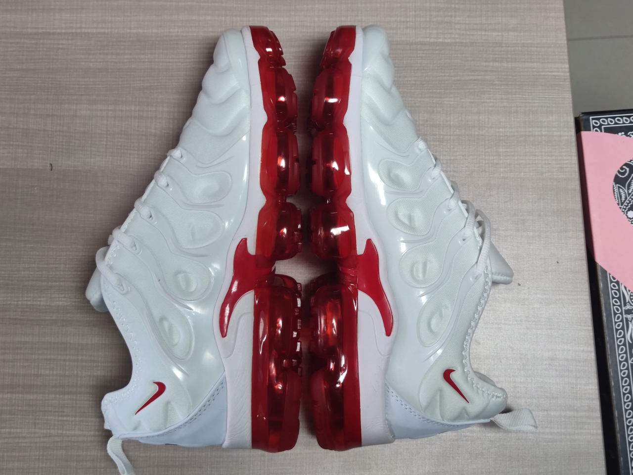 Air VAPORMAX Plus White and red 849557 009