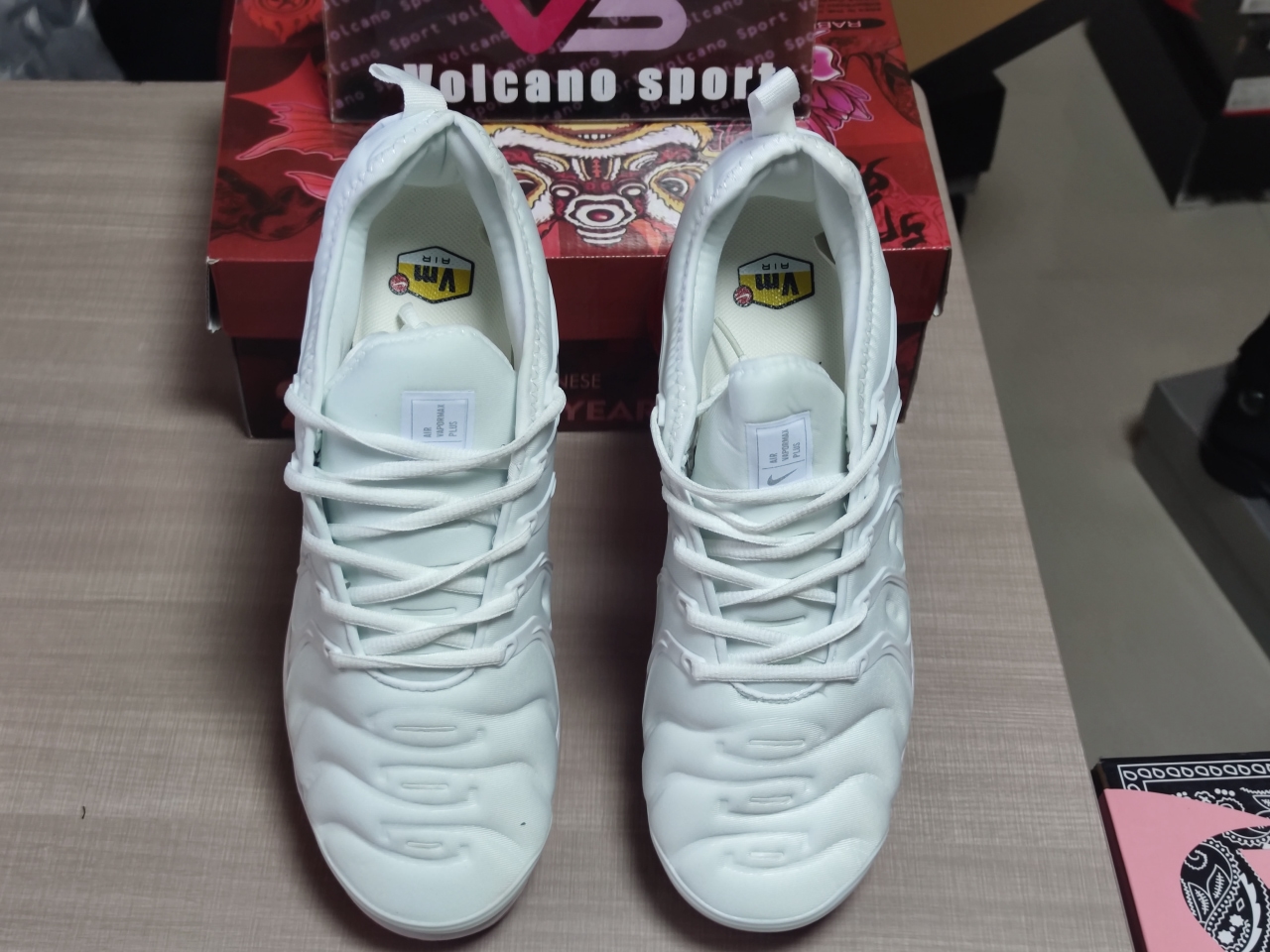 Air VAPORMAX Plus White and red 849557 009