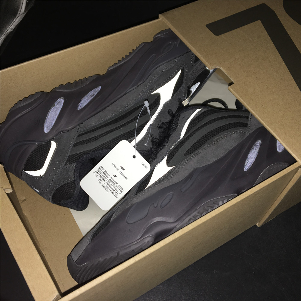 adidas Yeezy Boost 700 V2Vanta