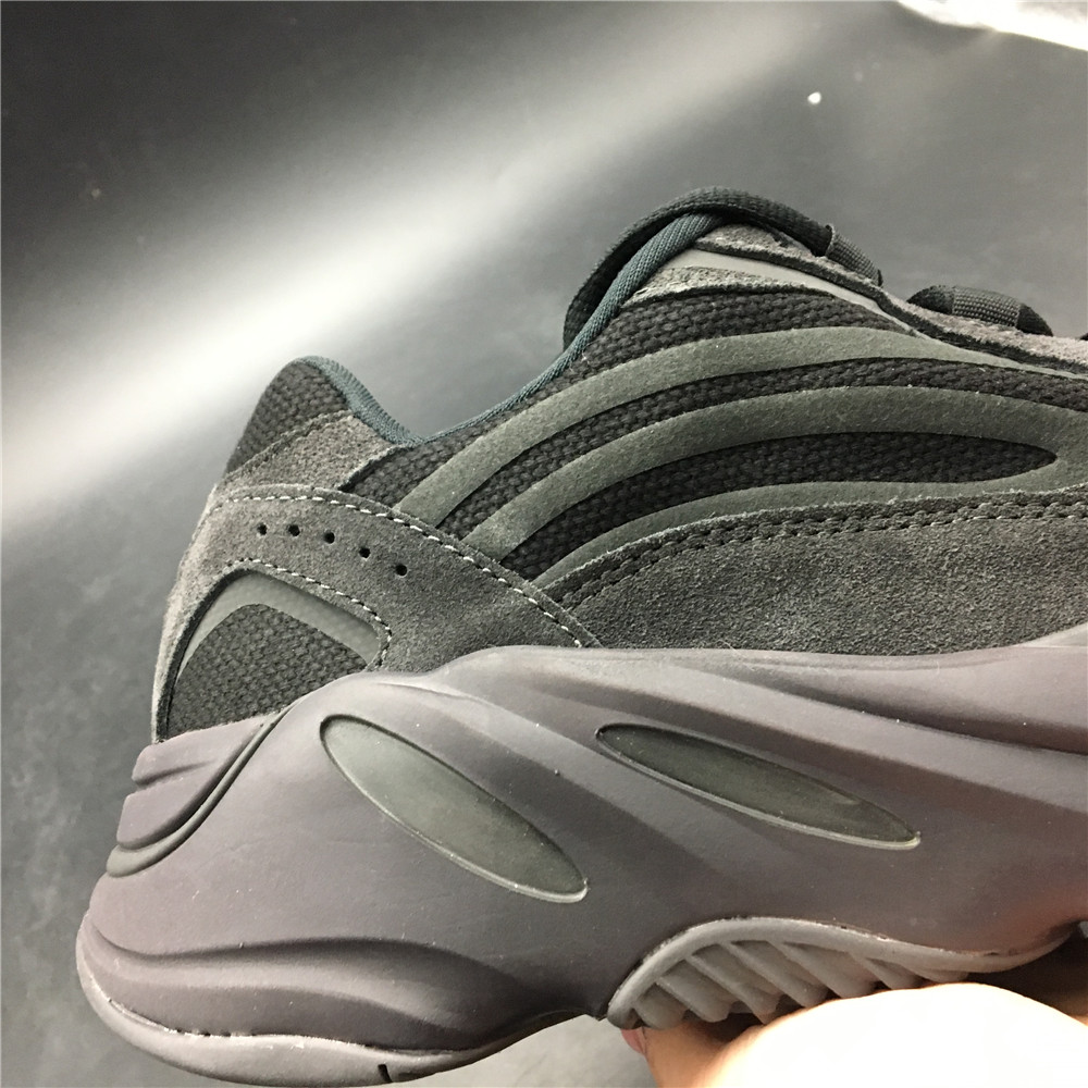 adidas Yeezy Boost 700 V2Vanta