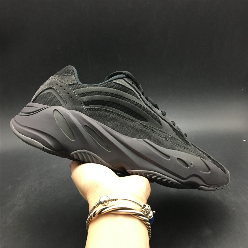 adidas Yeezy Boost 700 V2Vanta