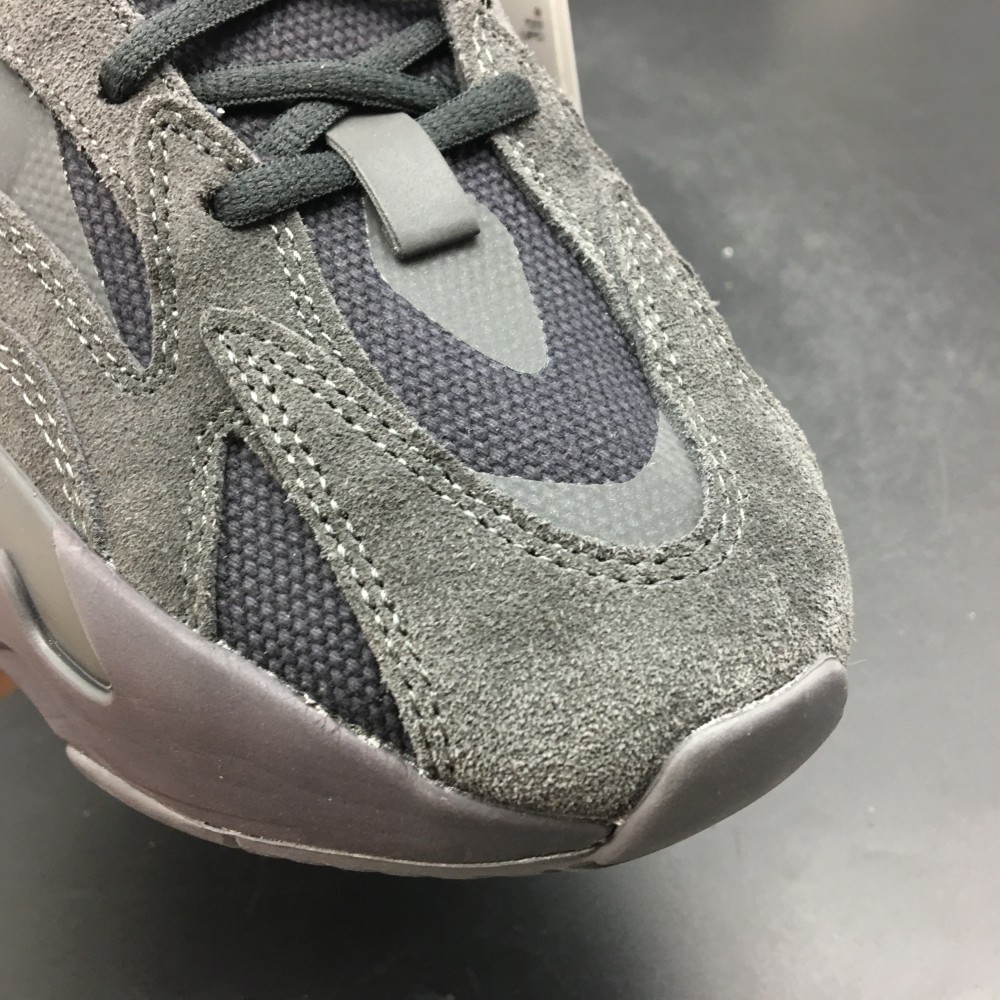 adidas Yeezy Boost 700 V2Vanta