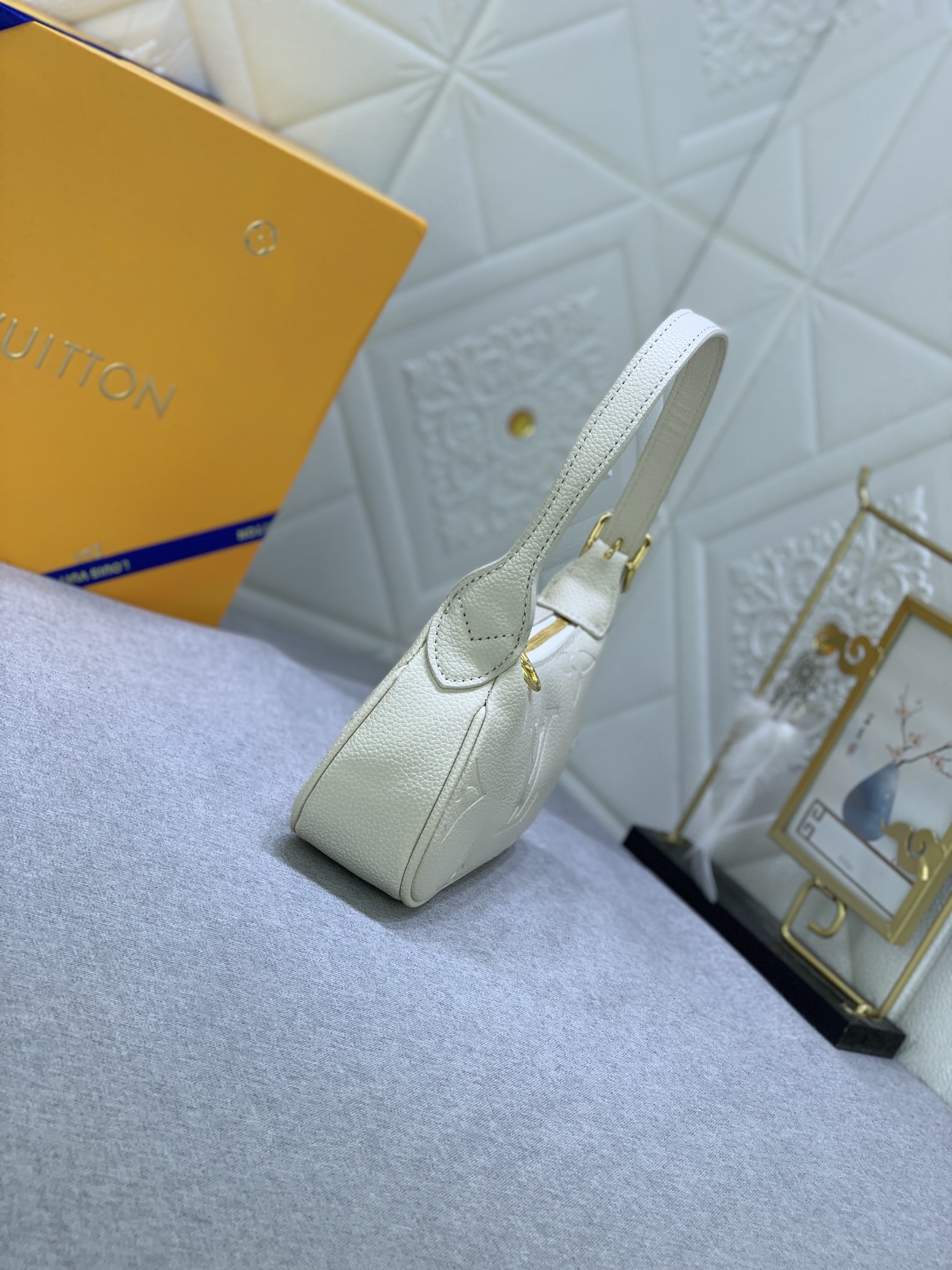 Louis Vuitton Mini Moon M82391 (8) 20.5 x 11.0 x 5.0cm