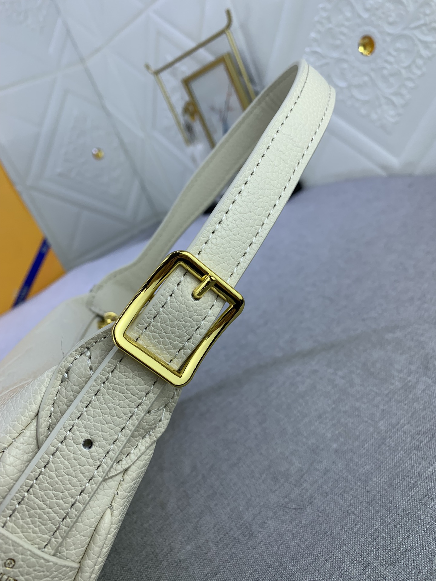 Louis Vuitton Mini Moon M82391 (8) 20.5 x 11.0 x 5.0cm