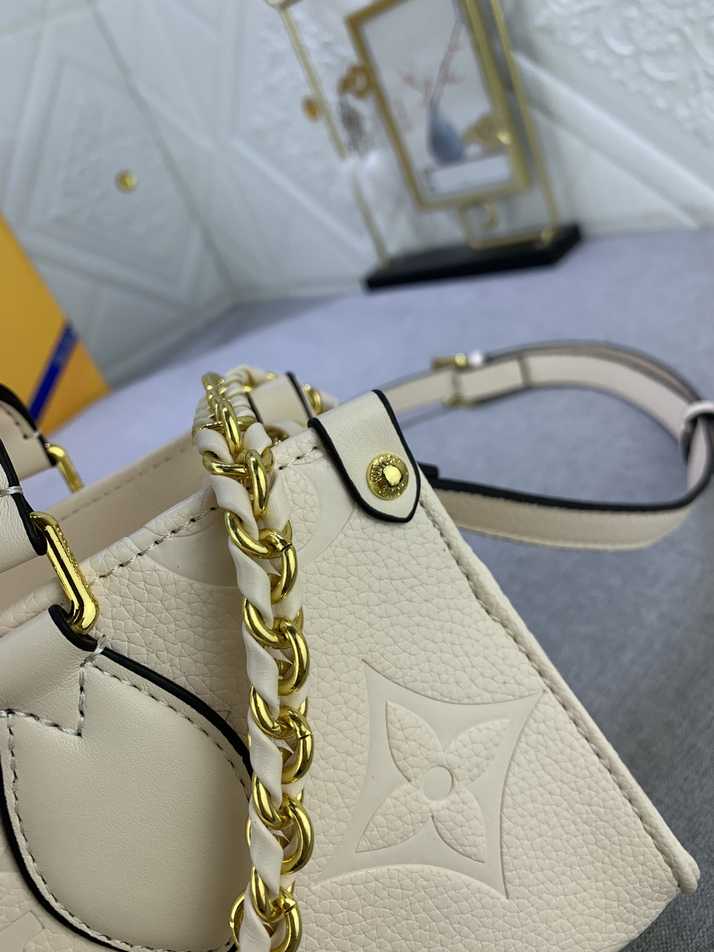 Louis Vuitton OnTheGo East West M23640 25 x 13 x 10cm