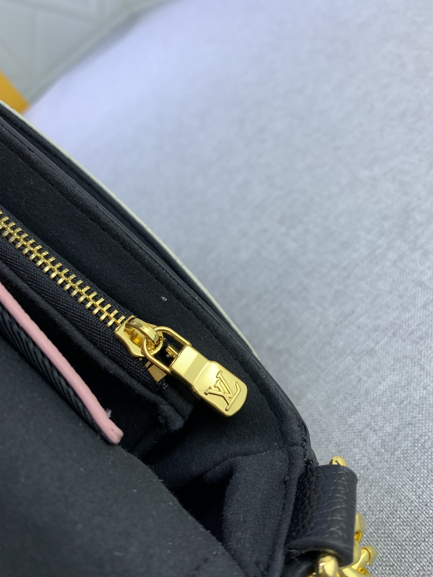 Louis Vuitton Lockme Tender Pochette M81560 (2) 18x9x4cm