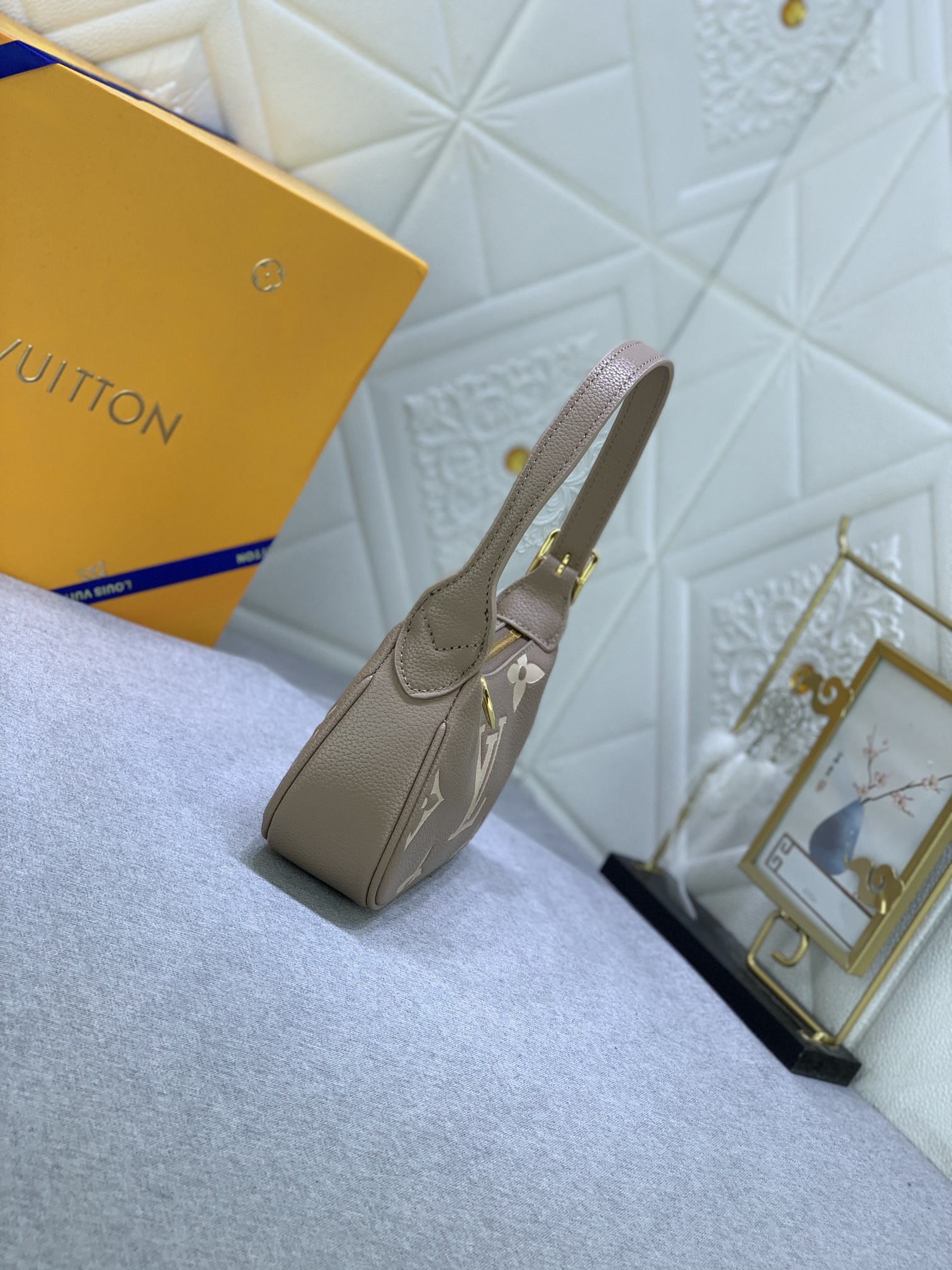 Louis Vuitton Mini Moon M82391 (5) 20.5 x 11.0 x 5.0cm