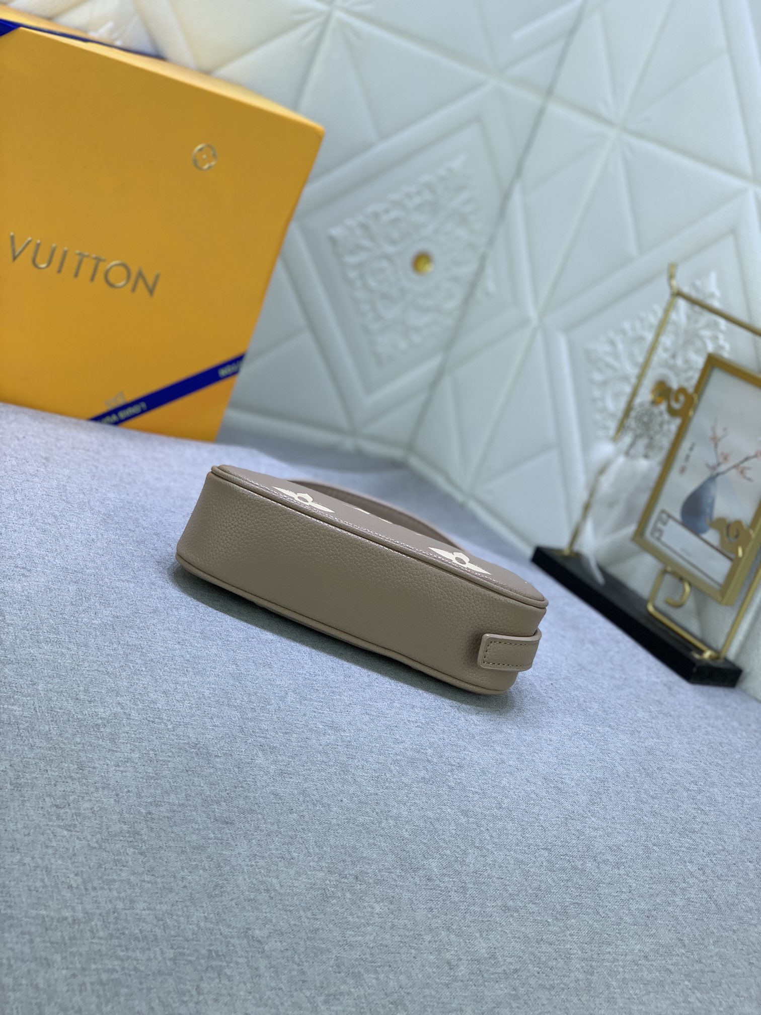 Louis Vuitton Mini Moon M82391 (5) 20.5 x 11.0 x 5.0cm