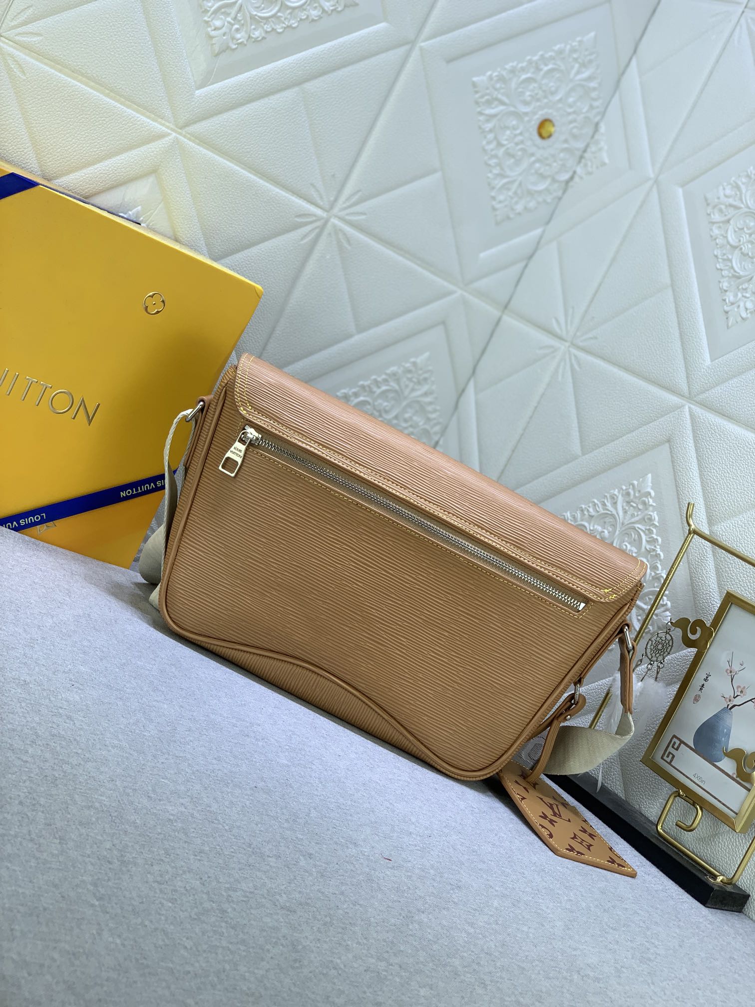 Louis Vuitton M23097 (2) 34 x 19 x 11cm