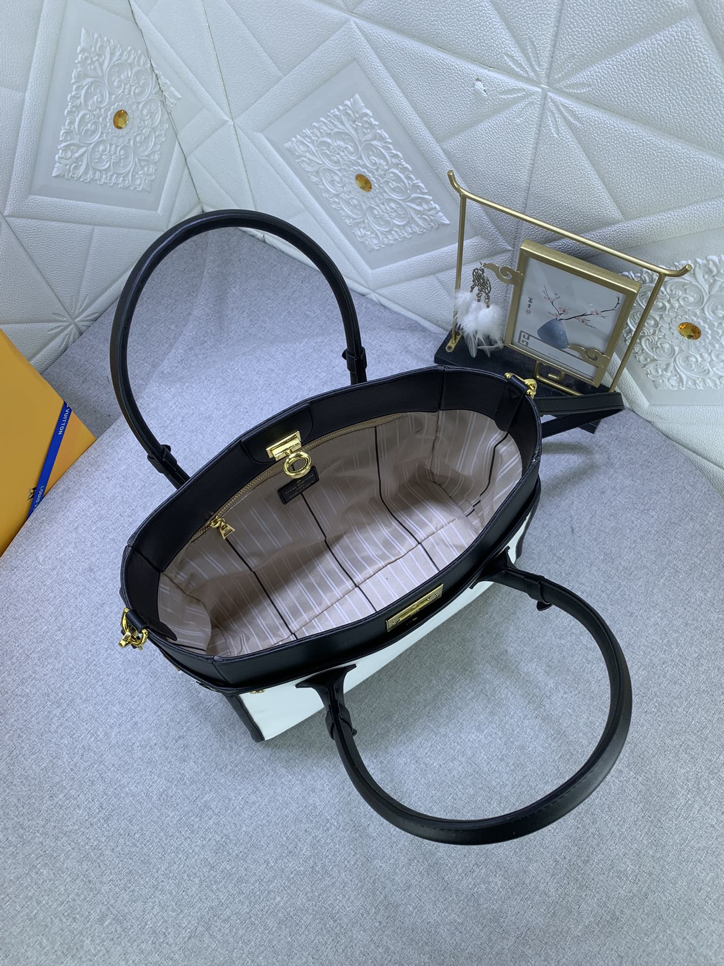 Louis Vuitton On My Side M59842 (2) 30.5 x 24.5 x 14cm