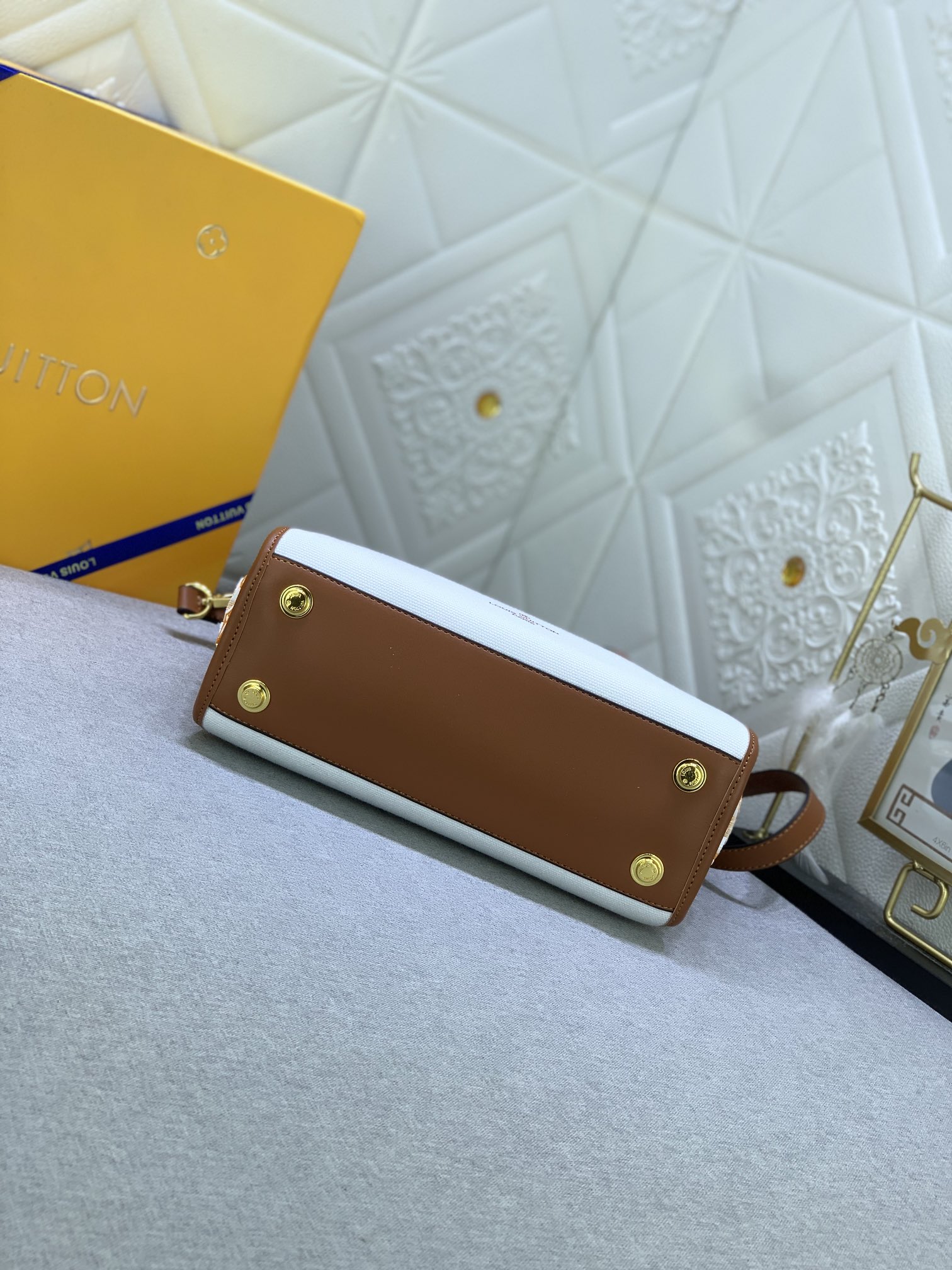 Louis Vuitton On My Side 22195 (2) 25 x 20 x 12cm