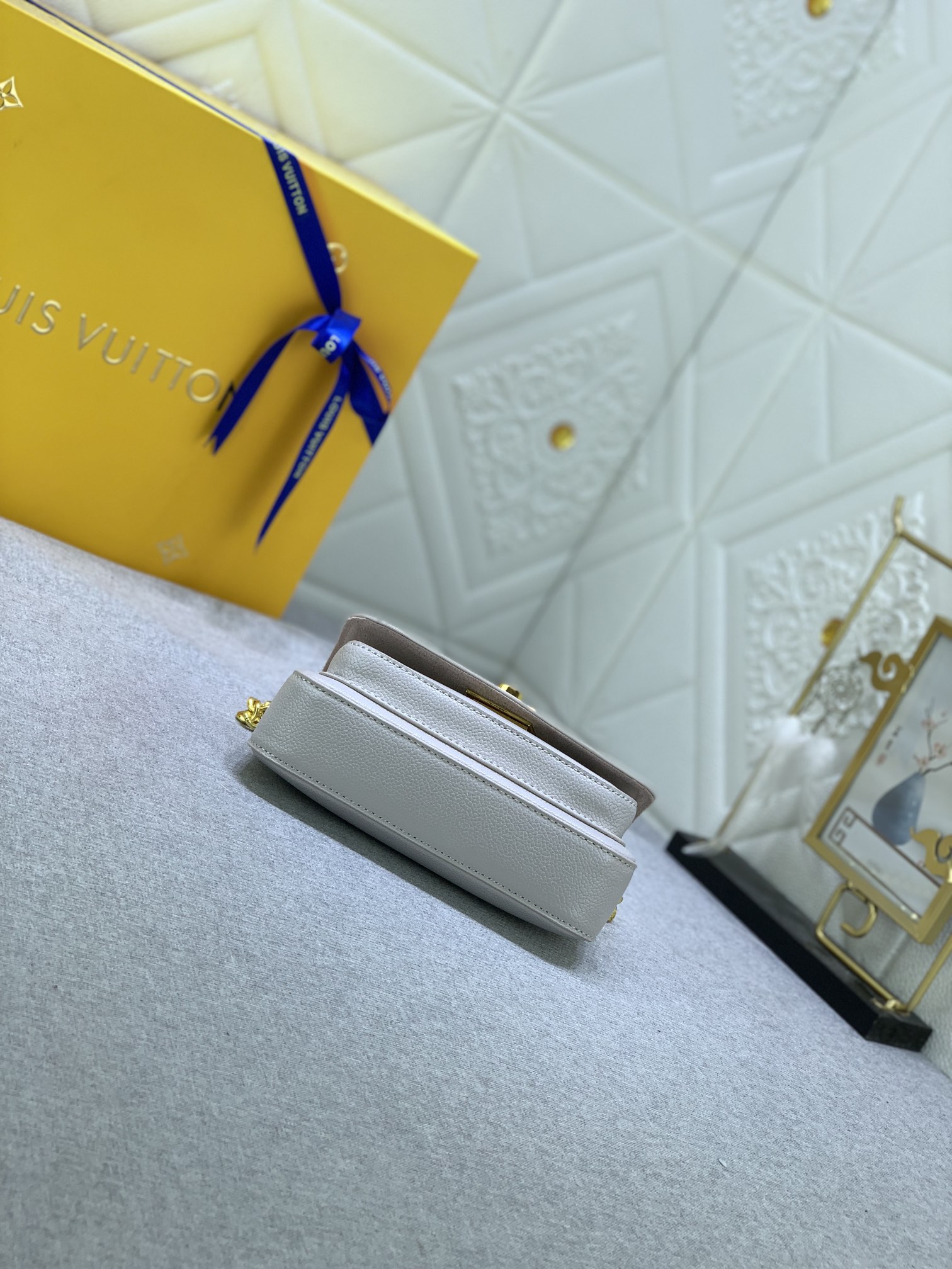 Louis Vuitton Lockme Tender Pochette M81560 18x9x4cm