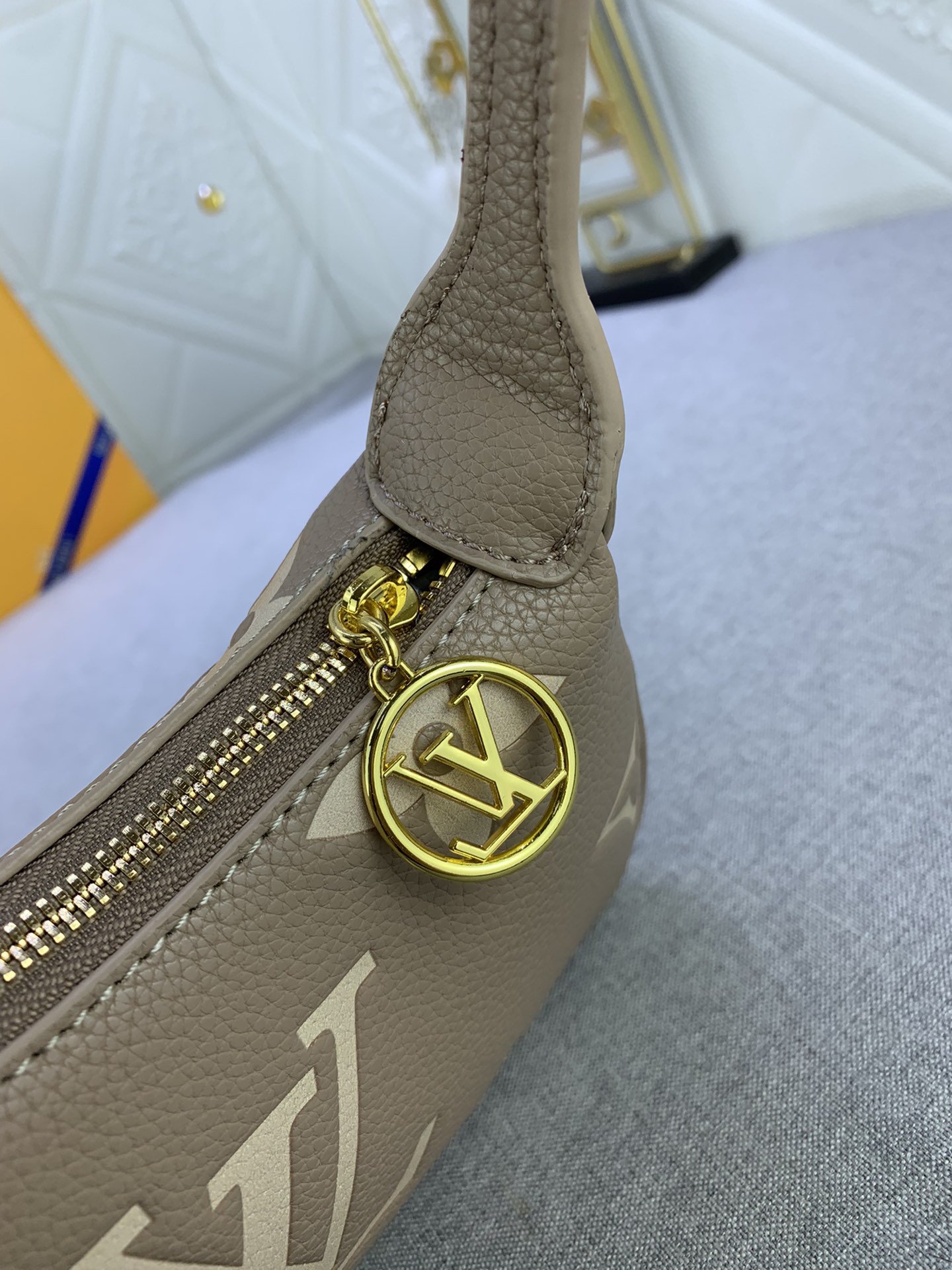 Louis Vuitton Mini Moon M82391 (5) 20.5 x 11.0 x 5.0cm