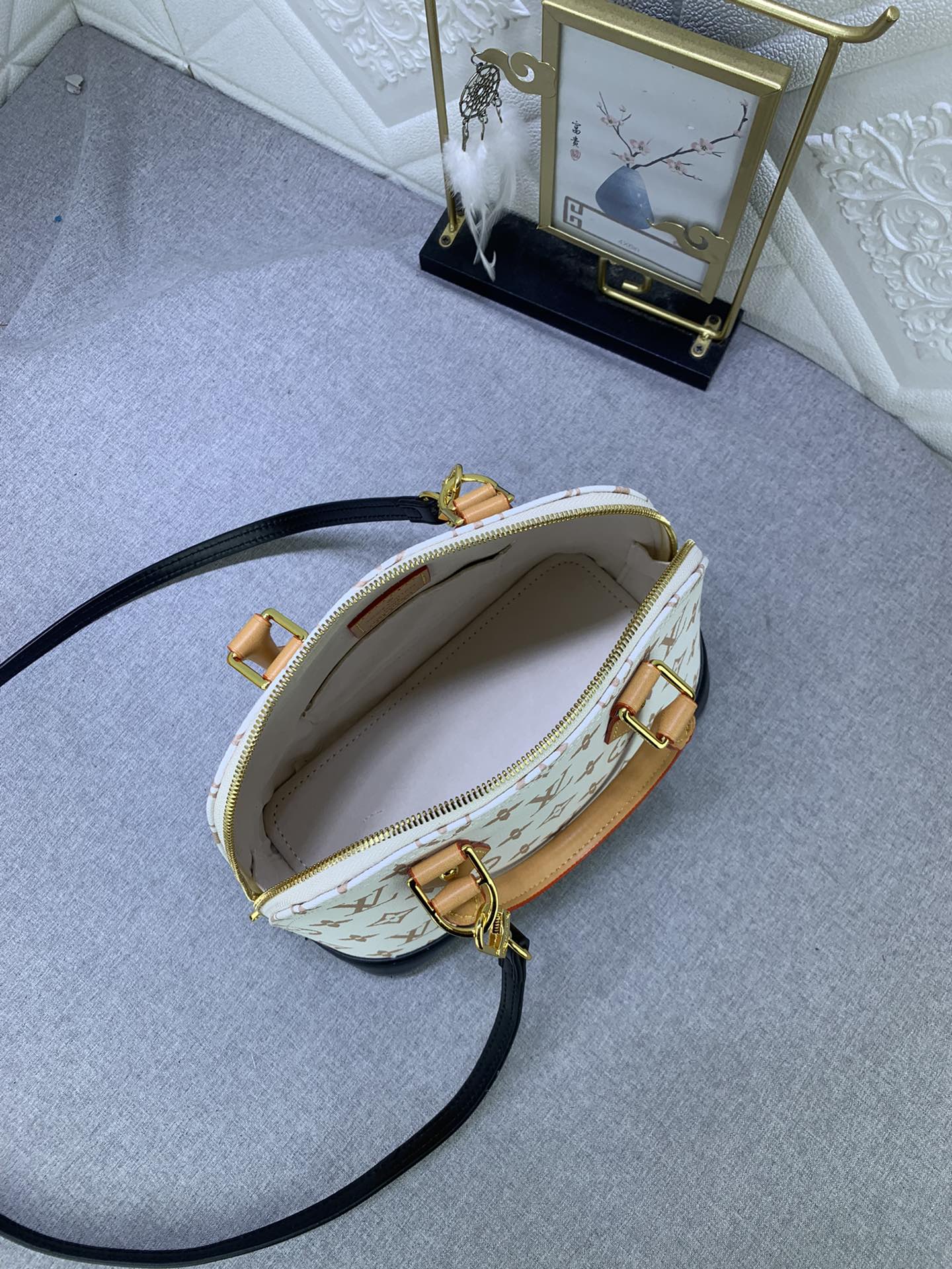 Louis Vuitton Nicolas Ghesquière M46921