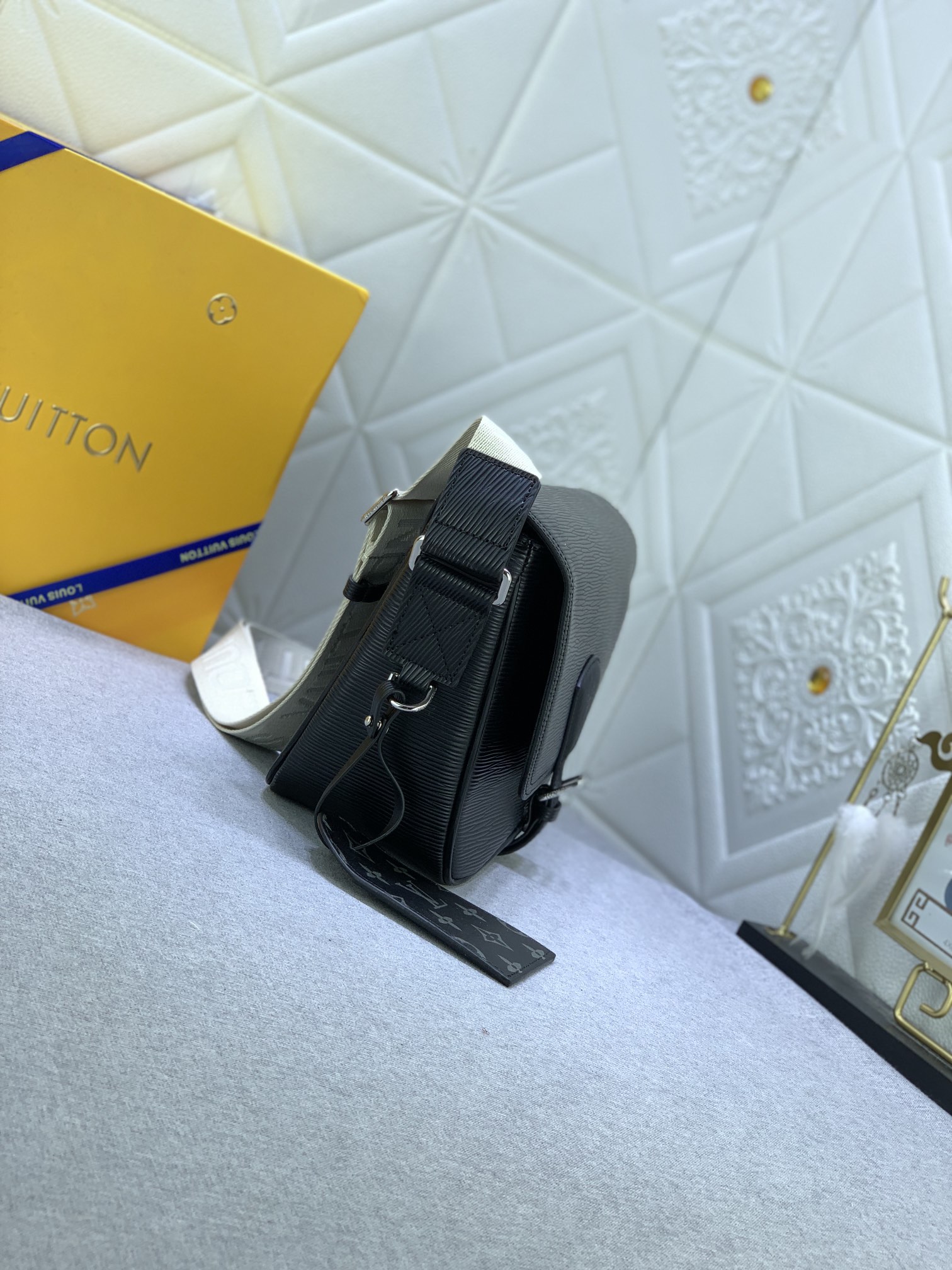 Louis Vuitton M23097 34 x 19 x 11cm