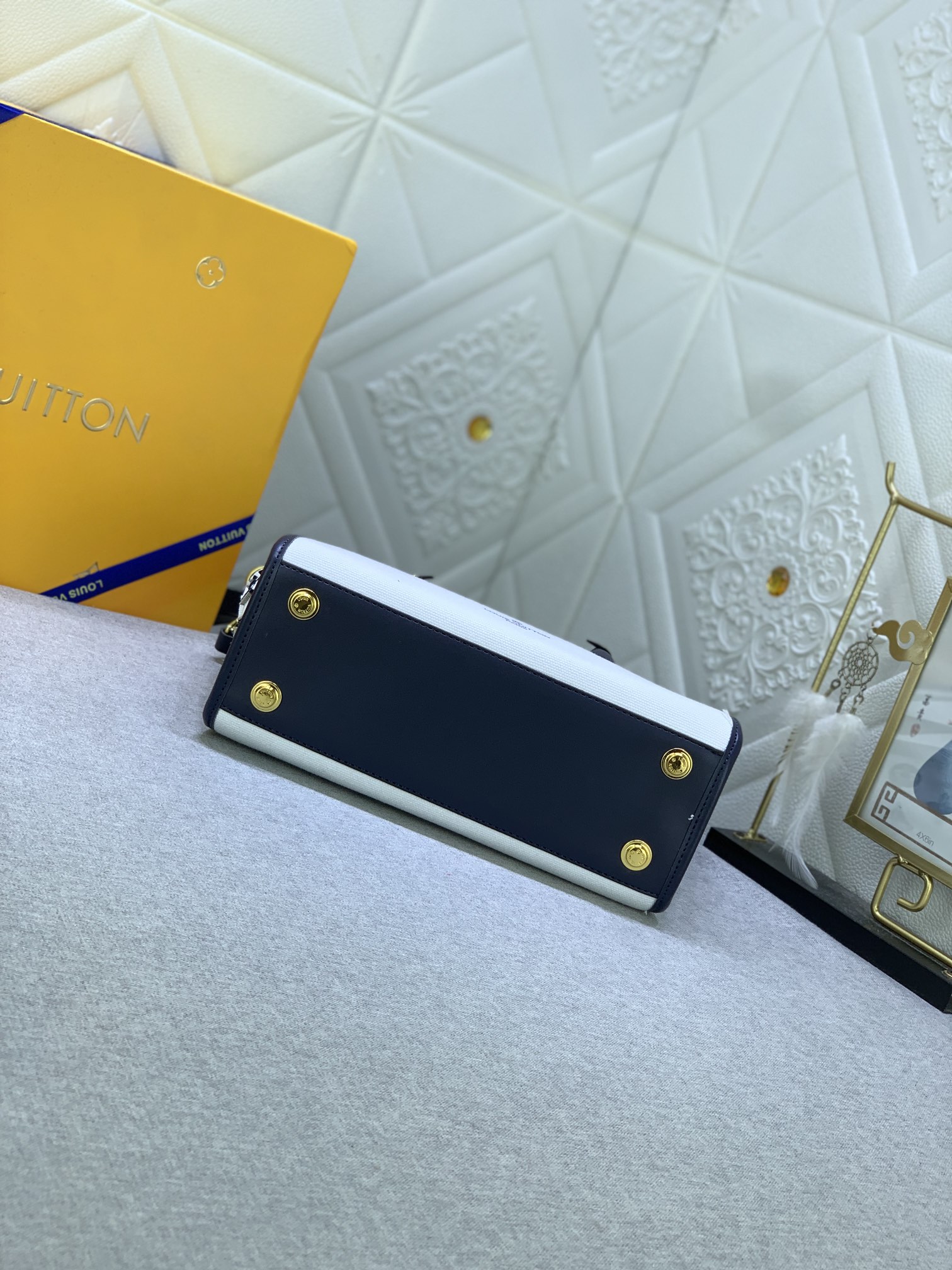 Louis Vuitton On My Side 22195 25 x 20 x 12cm