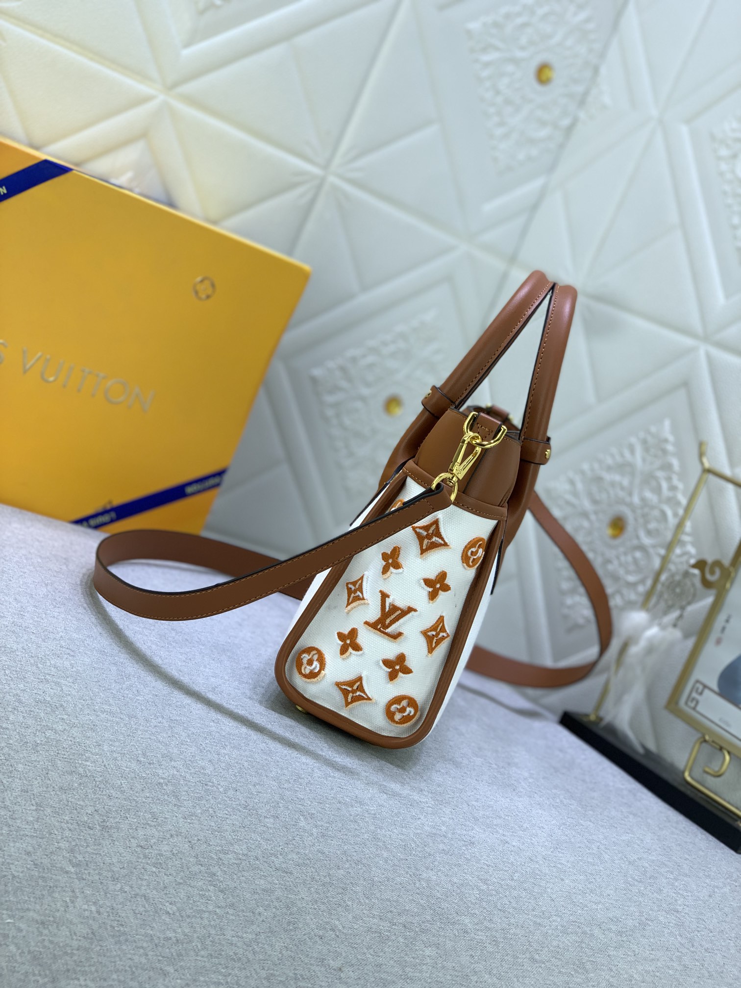 Louis Vuitton On My Side 22195 (2) 25 x 20 x 12cm