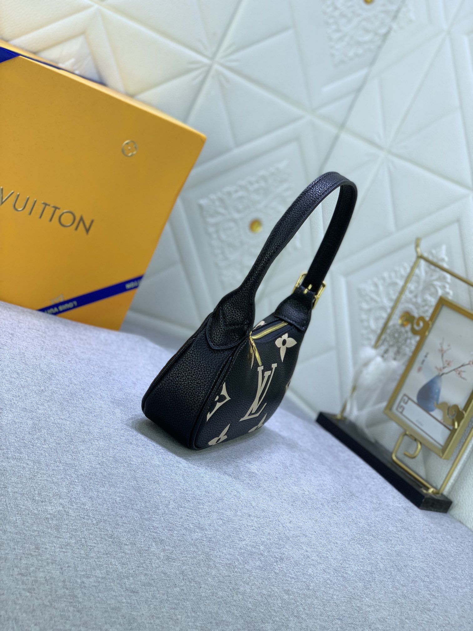 Louis Vuitton Mini Moon M82391 (3) 20.5 x 11.0 x 5.0cm