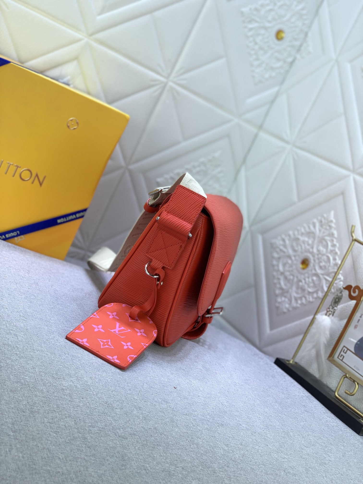 Louis Vuitton M23097 (3) 34 x 19 x 11cm