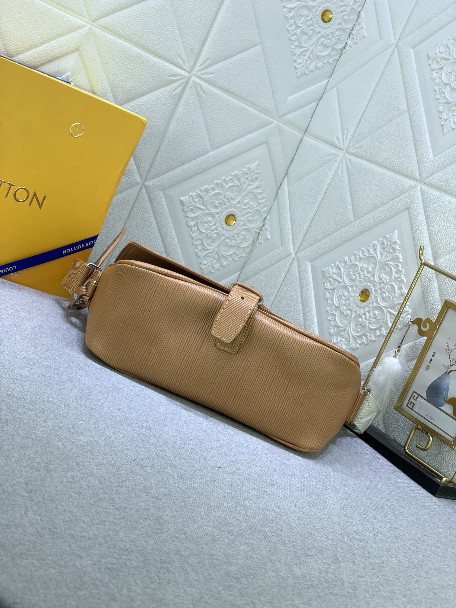 Louis Vuitton M23097 (2) 34 x 19 x 11cm