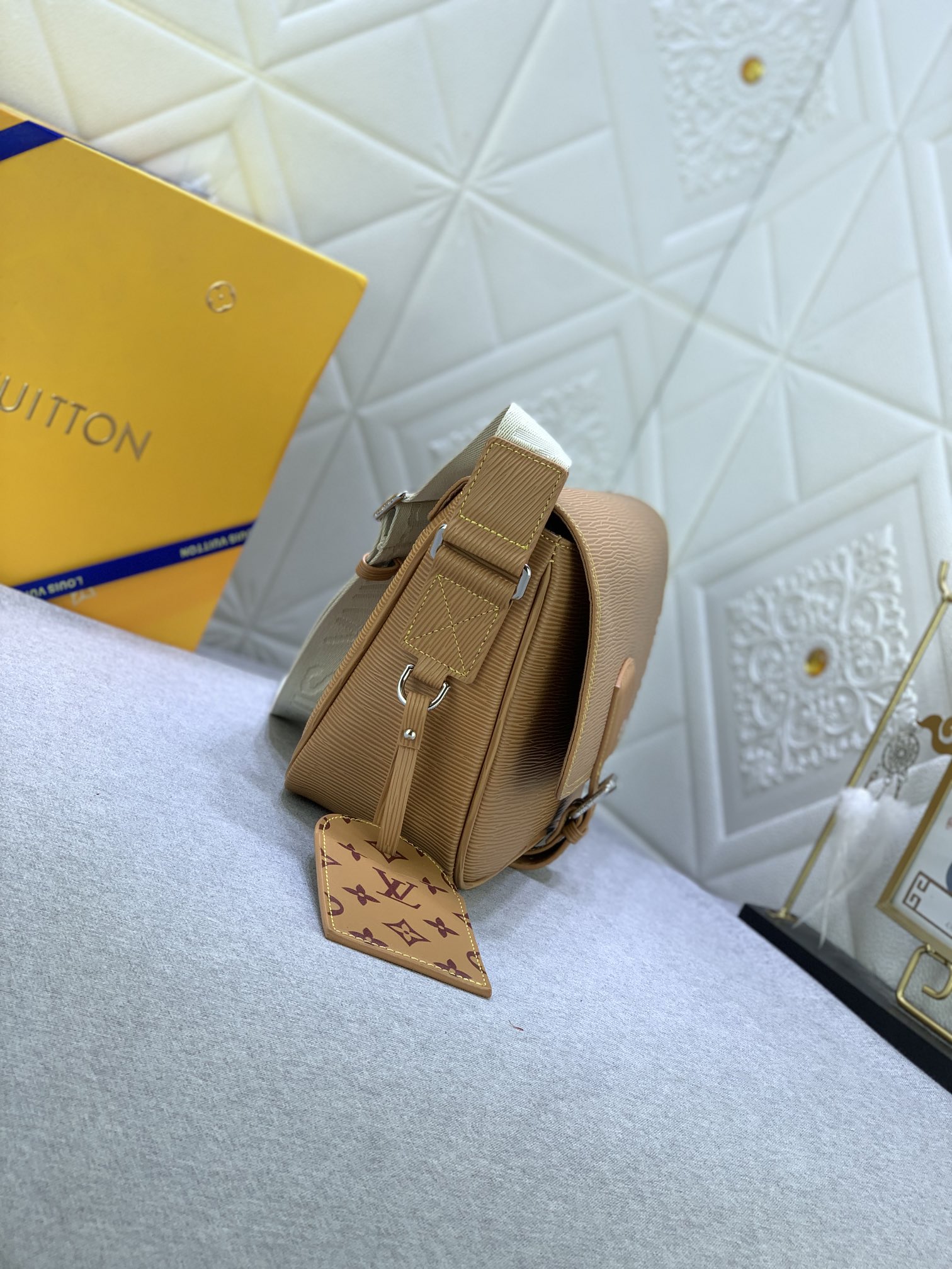 Louis Vuitton M23097 (2) 34 x 19 x 11cm