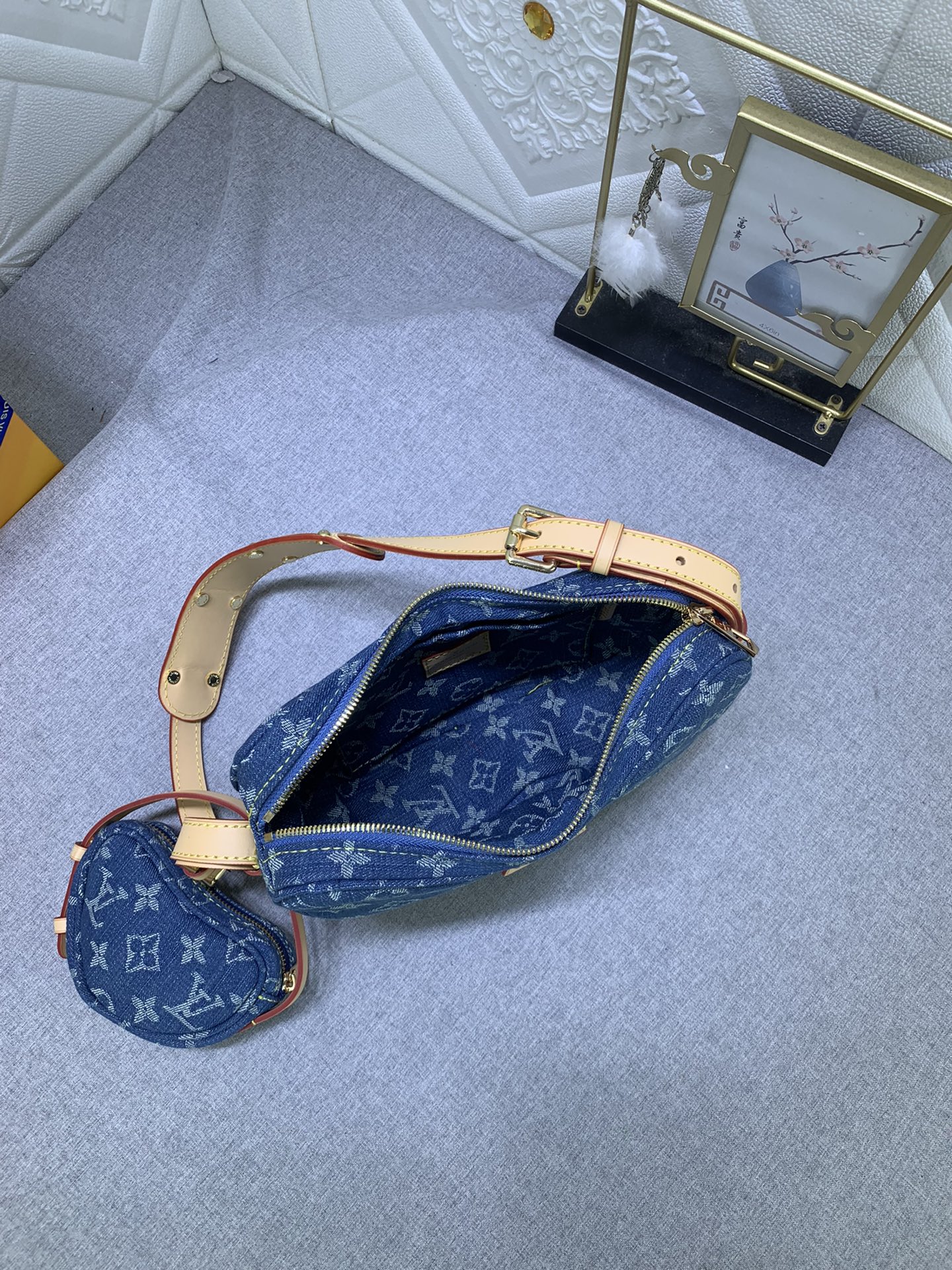 Louis Vuitton monogram M46856 24x15x6cm