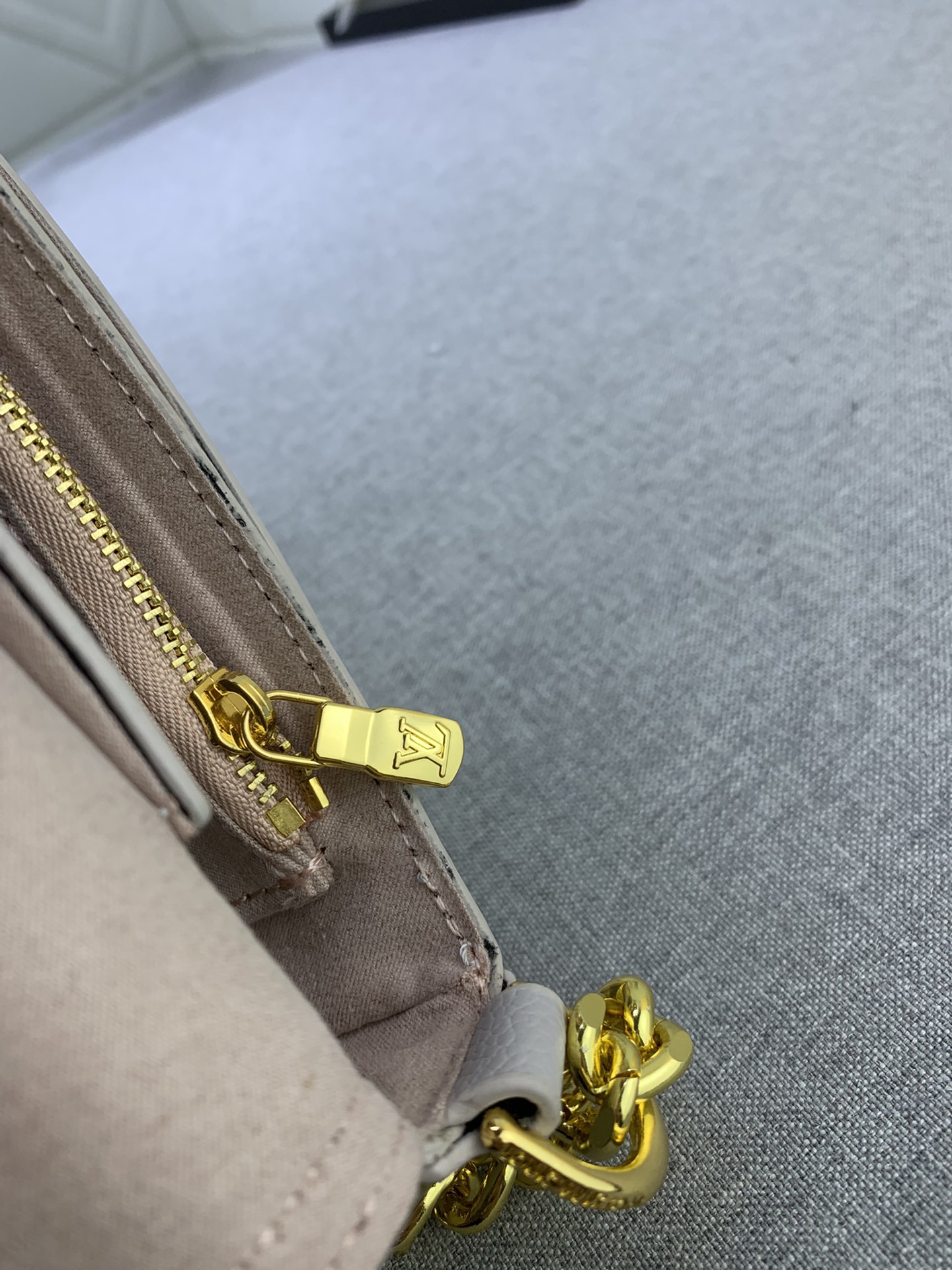 Louis Vuitton Lockme Tender Pochette M81560 18x9x4cm