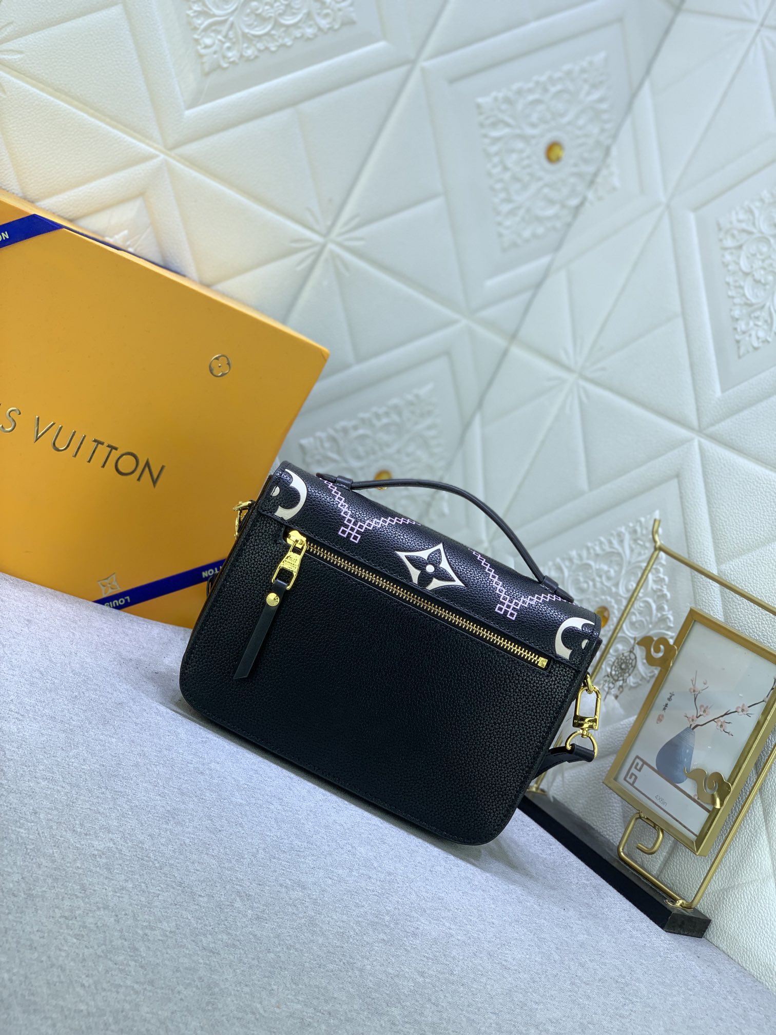 Louis Vuitton Pochette Metis M46028 25x19x7cm