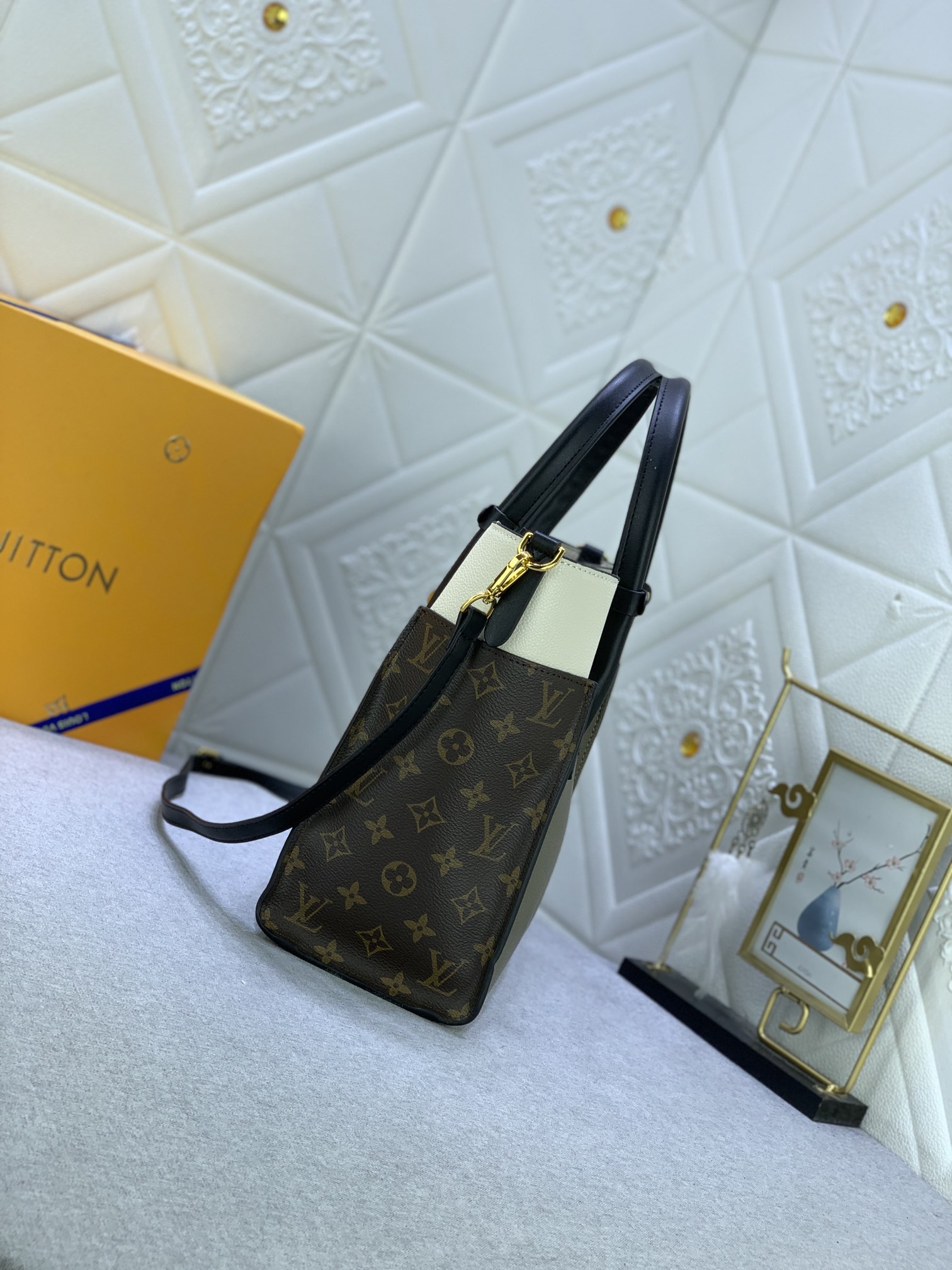 Louis Vuitton On My Side M53826 30.5 x 24.5 x 14 cm