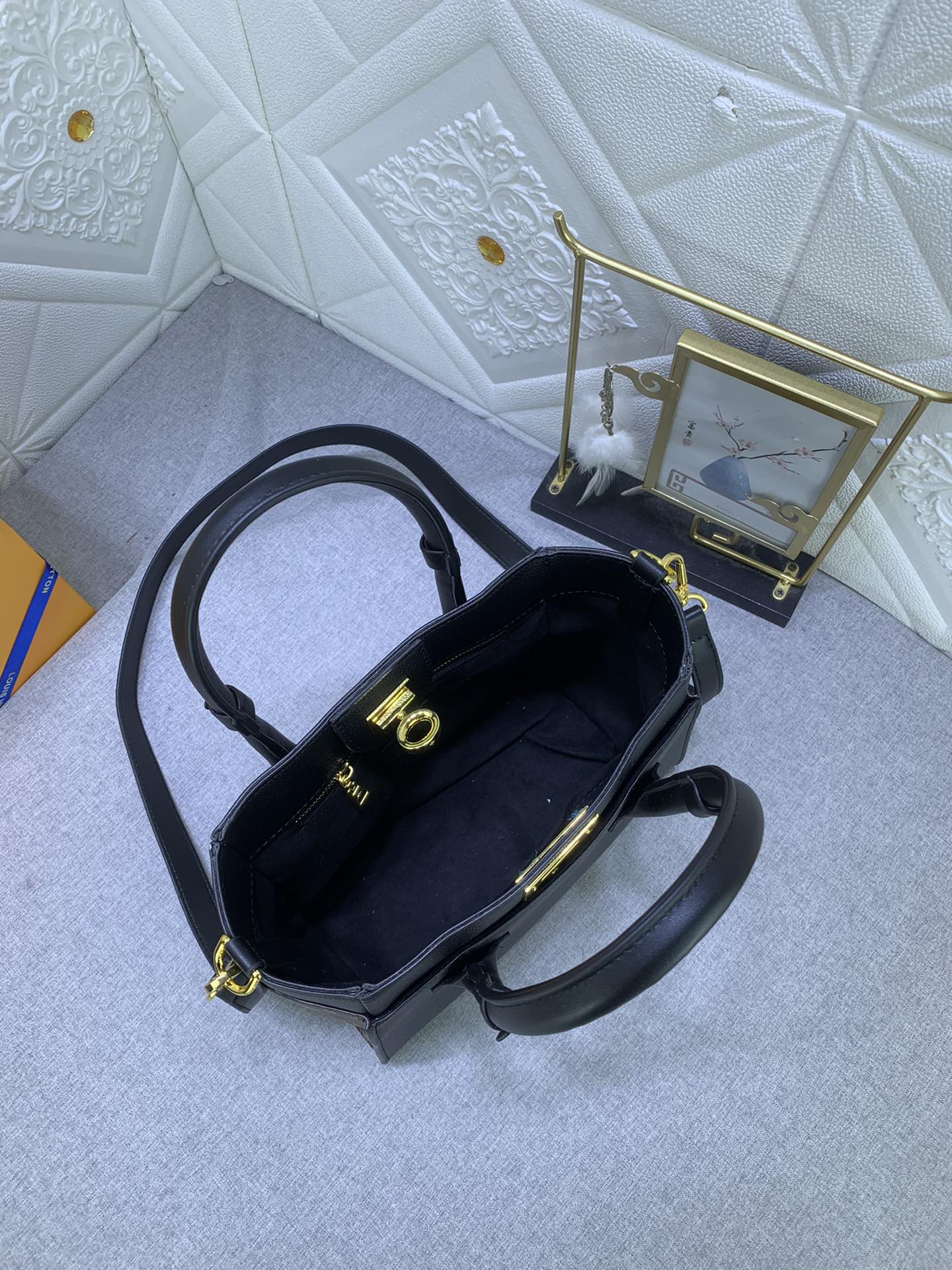 Louis Vuitton ON MY SIDE M57728 (2) 25 x 20 x 12 cm