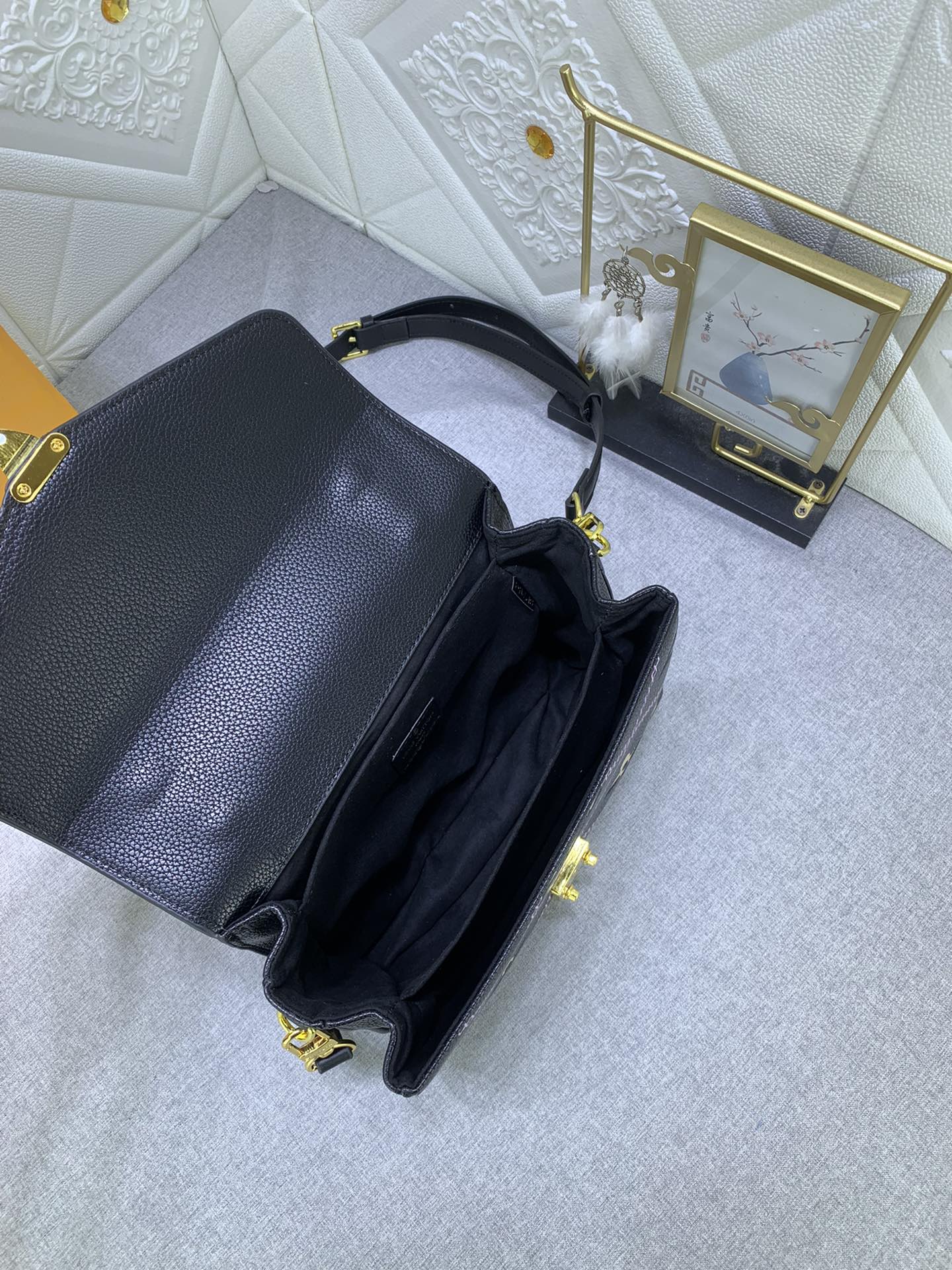 Louis Vuitton Pochette Metis M46028 25x19x7cm