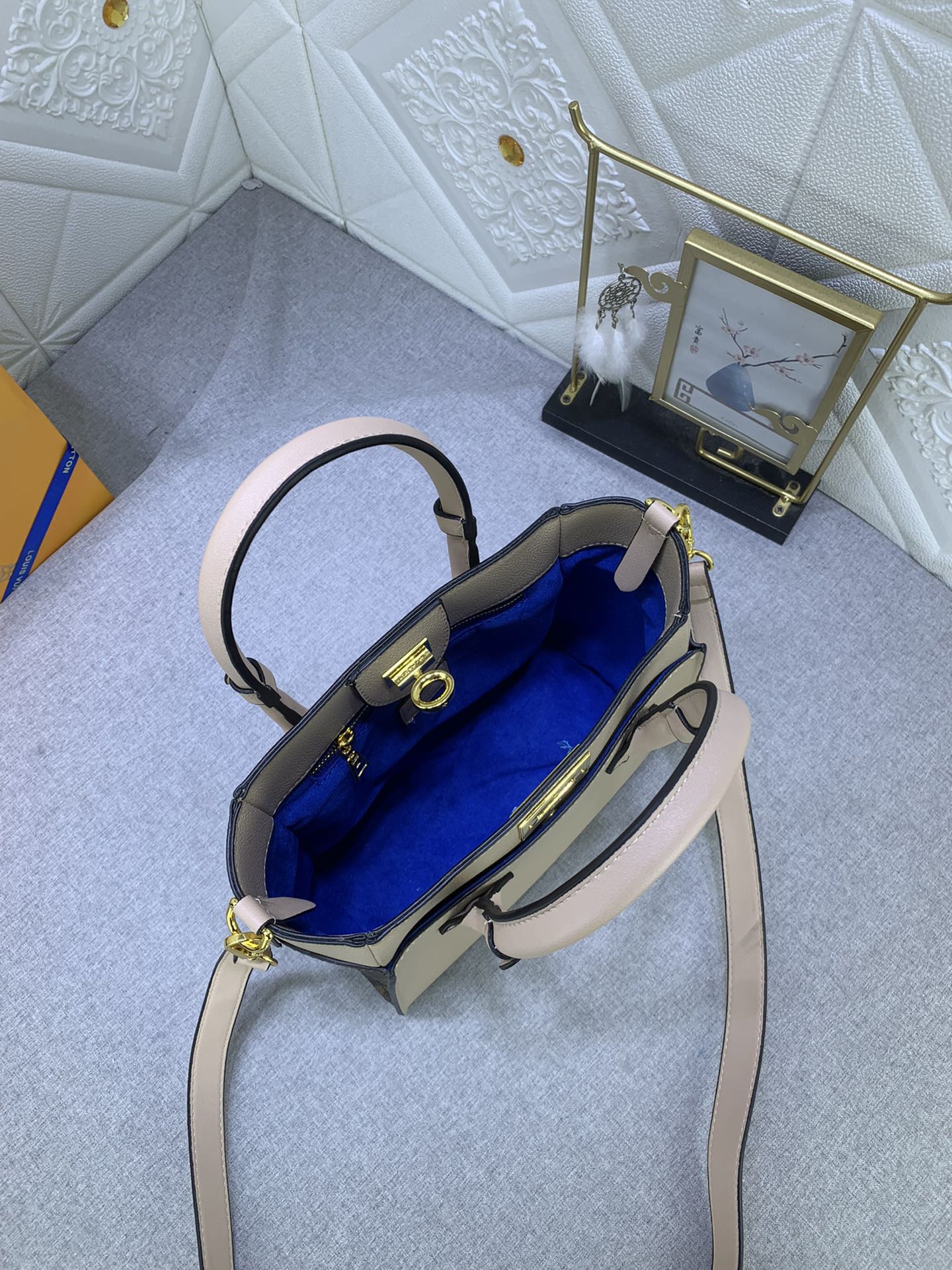Louis Vuitton ON MY SIDE M57728 25 x 20 x 12 cm