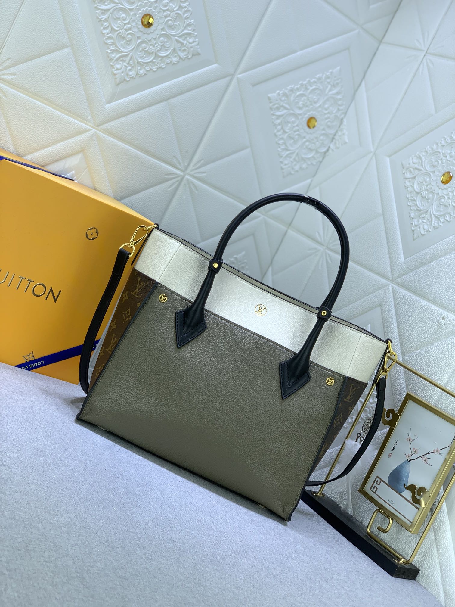 Louis Vuitton On My Side M53826 30.5 x 24.5 x 14 cm