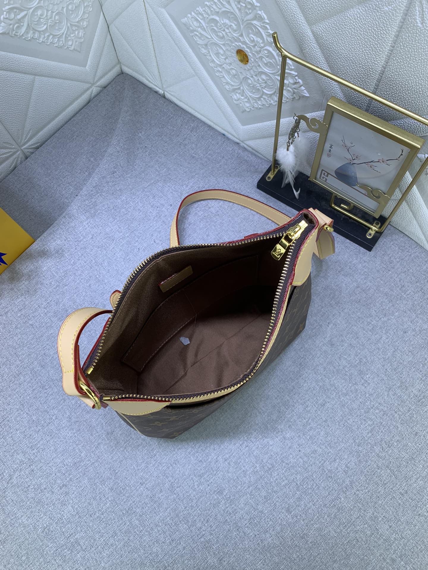 Louis Vuitton ODéON M56389