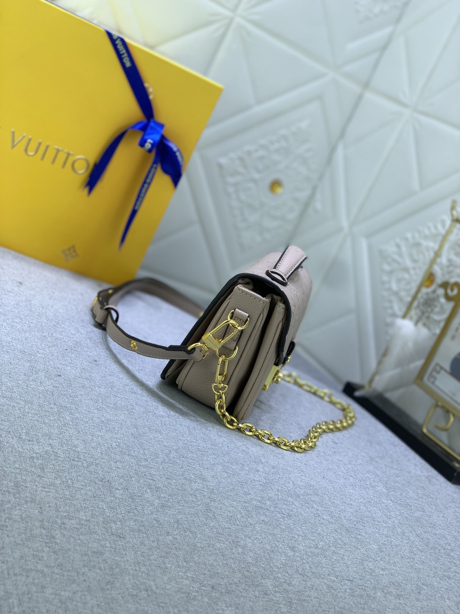 Louis Vuitton Pochette Métis East West M46279 21.5 x 13.5 x 6.0cm